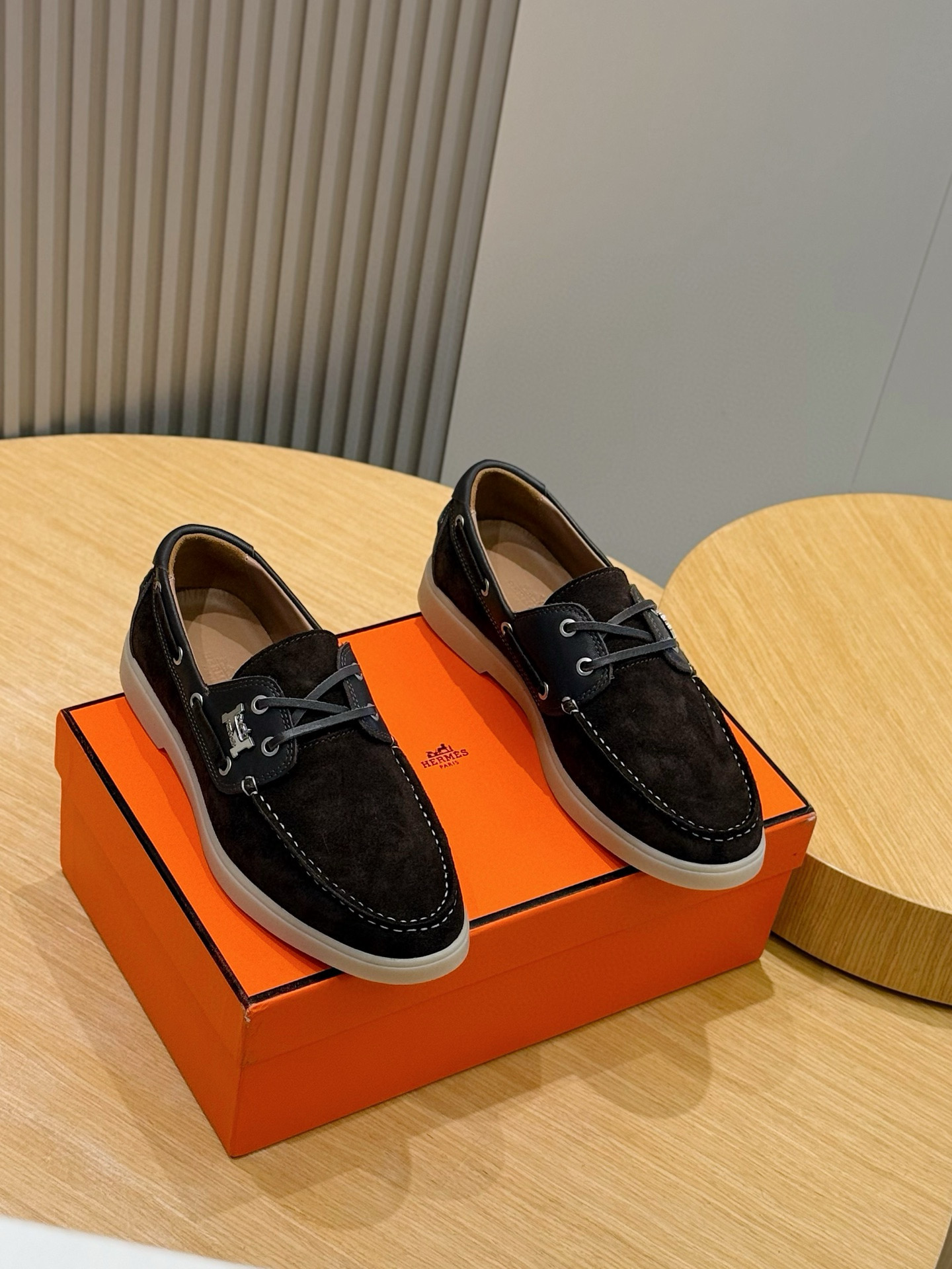 NO:558312,H Home Freesstyle Men's Loafers Calfskin and Epsom Heritage calfskin high-top sneakers, the soles are decorated with saddle buckle patterns, creating a modern urban style. Imported cowhide + cowhide lining + customized TPU outsole Size: 38-44 (customized for 45),, loafers, sneakers, cowhide19860909H家 Freesstyle男款乐福鞋 小牛皮和Epsom Heritage小牛皮高帮运动鞋,鞋底饰有马鞍钉扣图案,打造现代都会风格. 进口牛皮+牛皮内里+定制TPU大底 Size:38-44(45定做）,,loafers,sneakers,cowhide,Men's shoes