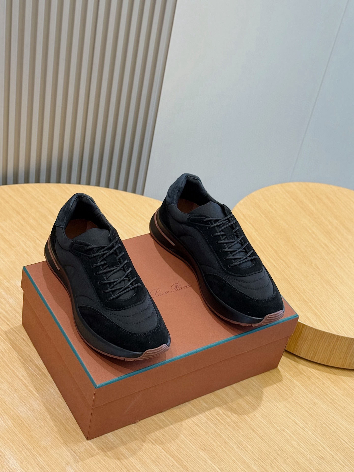 NO:541954,LP Week End Walk Men's Casual Shoes This sneaker is made of beef reverse velvet material. The unique design of the mid-lace and suede details gives it a strong edge. The iconic anti-top line and light village mat make it more comfortable and fit. The light rubber sole and anti-slip details enhance grip and stability. The high-function design details enhance the sporty style of the shoe. The Kummel color rubber outsole is made of light material. This construction ensures proper weight distribution during walking and improves shock absorption. Cowhide reverse suede + cowhide Size: 39-44 (customized by 38.45), loro piano, sneakers, cowhide19860909LP Week End Walk男款休闲鞋 这款运动鞋采用牛反绒材质制成.中部系带和绒面革细节的独特设计造型令其一领风强.标志性缉面线与轻薄村垫让穿着更加舒适贴合,轻盈的橡胶鞋底和防滑细节增强抓地力和稳定性,高功能设计细节提升了鞋子的运动风格. Kummel 色橡胶鞋外底采用轻盈的材料制成这种构造可以确保行走中适当的重量分配,提高减震性. 牛皮反绒面+牛皮内里 Size:39-44(38.45定制）,,loro piana,sneakers,cowhide,Men's shoes