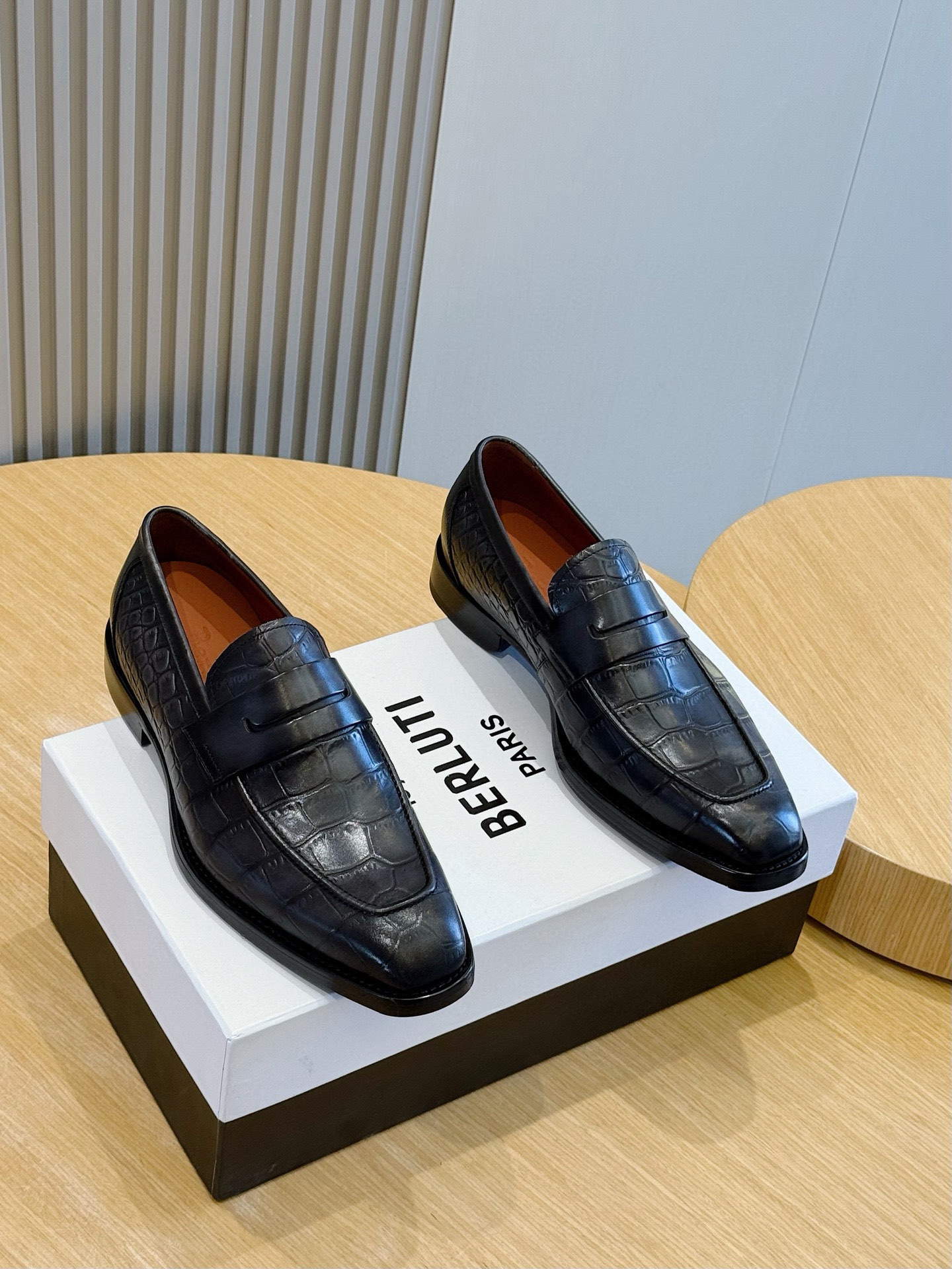 NO:541956,Berluti's new work of formal shoes, handmade business leather shoes, listen to the rhythm of wiping, witness the gradual glow of the shoes, every patient and meticulous process, and achieve the ingenious art of craftsmanship. Imported cowhide, cowhide, genuine leather soles Size: 39-44 (customized by 38.45), cowhide, Leather soles19860909Berluti新作正装鞋履手工商务皮鞋 倾听擦拭的韵律.见证鞋履上的逐渐焕发的光泽,每一道耐心细致的工序,成就精益求精的匠心艺术. 进口牛皮,牛皮内里,真皮大底 Size:39-44（38.45定做）,,cowhide,Leather soles,Men's shoes