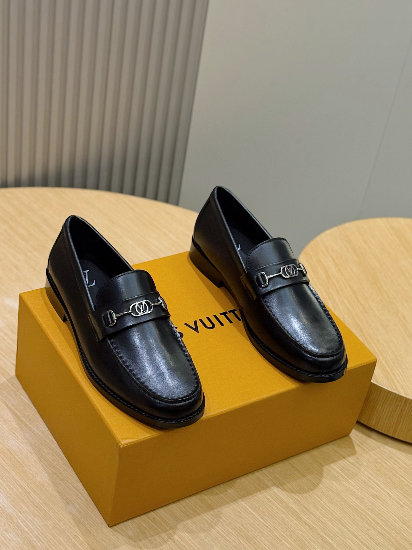 NO:541948,L Home Major Handmade Loafers - Leather Outsole combines painted calfskin and hand-sewn upper. The latter is decorated with metal textured leather straps and brand letters. The leather outsole is embedded with rubber, and the anti-slip and wear resistance is upgraded again. Painted calfskin + cowhide + leather outsole Size: 39-44 (customized by 38.45),,louis vuitton,loafers,cowhide,Leather soles19860909L家Major手工乐福鞋－真皮大底 于融合漆面小牛皮与手工缝纫鞋面.后者点缀金属质感皮革饰带及品牌字母,真皮外底嵌入橡胶,防滑耐磨性再度升级. 漆面小牛皮＋牛皮内里＋真皮大底 Size:39-44（38.45定做）,,louis vuitton,loafers,cowhide,Leather soles,Men's shoes