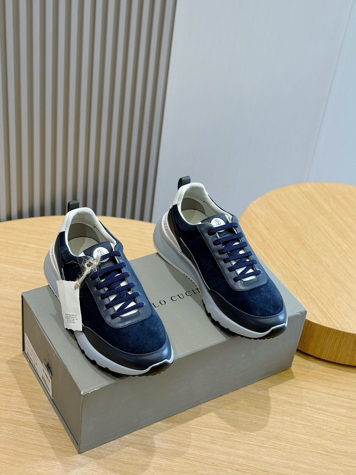 NO:556676,Brunello Cucinelli men's calfskin sneakers use materials to reinterpret the sports style of this running shoe. The calfskin is faced with a finishing treatment to create a color effect, giving each pair of shoes a unique style. The trimmed soft irregular gradient colors enhance the contrast of the shoes. Size: 39-44 (customized at 38.45.46) Yuan,, brunello cucinelli, sneakers, cowhide19860909Brunello Cucinelli男士小牛皮运动鞋 用材料重新诠释了这款跑步鞋的运动风格.小牛皮经过饰面处理,营造出色彩效果,令每双鞋子拥有自成一家的风采,修边柔软的不规则渐层变化颜色,增强了鞋子的对比感.Size:39-44（38.45.46定做）元,,brunello cucinelli,sneakers,cowhide,Men's shoes