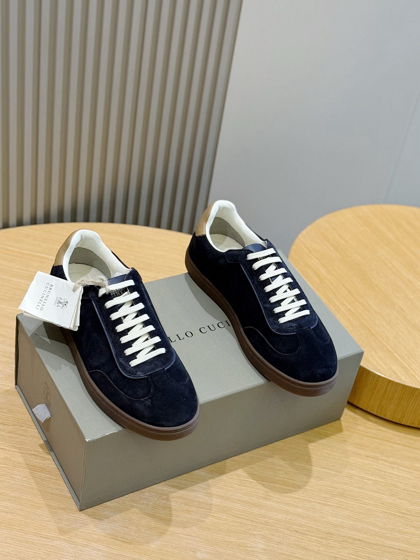 NO:556685,Brunello Cucinelli men's calfskin suede sneakers. Precious materials and craftsmanship complement each other, giving these simple washed suede rubber-soled shoes a contemporary and versatile style. The hand-rubbed grain leather sublimates the charm of the season's rich colors. The leather lining complements the strong and lightweight rubber sole, enhancing the comfort and walking flexibility of the shoes. Size: 39-44 (customized at 38.45.46) Yuan,, brunello  cucinelli,sneakers,cowhide,chamois leather19860909Brunello Cucinelli男款小牛皮麂皮运动鞋 珍贵材质与手工匠艺相得益彰,赋予这款简约水洗绒面革胶底鞋当代百搭风范.经手工擦皮的粒面皮革升华季节浓郁色彩的魅力,皮革内衬与牢固轻盈橡胶鞋底相得益彰,增强鞋子穿着的舒适与行走灵活性. Size:39-44(38.45.46定制）元,,brunello cucinelli,sneakers,cowhide,chamois leather,Men's shoes