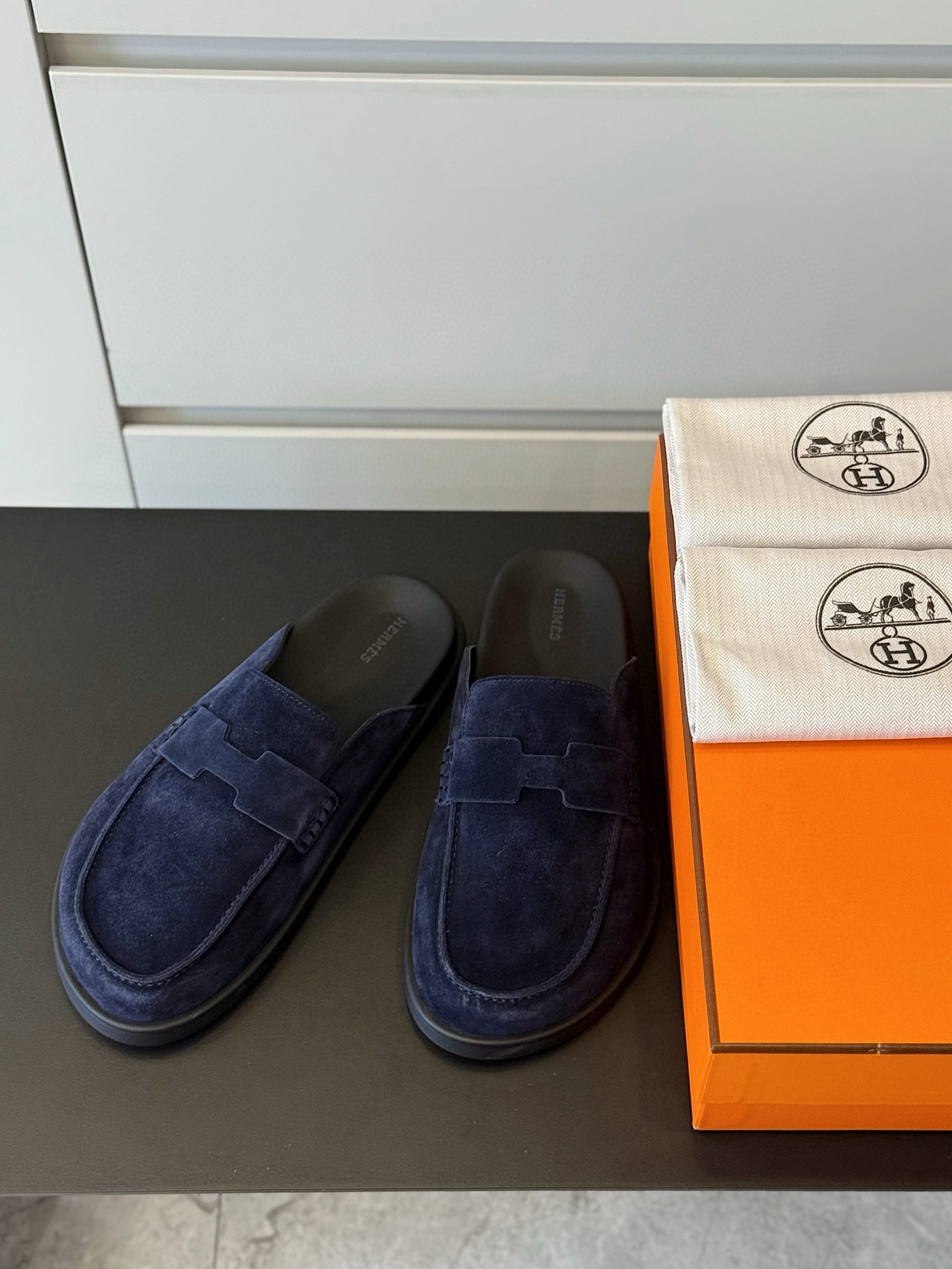 NO:541965,H Home Go Mules Suede Calfskin Mules, Birkenstocks, Classic H-shaped upper details to create a comfortable and modern style Made in Italy Black rubber sole Black calfskin insole Black goatskin lining Size:39-44 (customized for 38.45), cowhide, sheepskin, chamois leather19860909H家Go穆勒鞋麂皮小牛皮穆勒鞋,又是勃肯鞋 经典H型鞋面细节 打造舒适现代风格 意大利制造 黑色橡胶鞋底 黑色小牛皮内底 黑色山羊皮内衬 Size:39-44(38.45定做）,,cowhide,sheepskin,chamois leather,Men's shoes