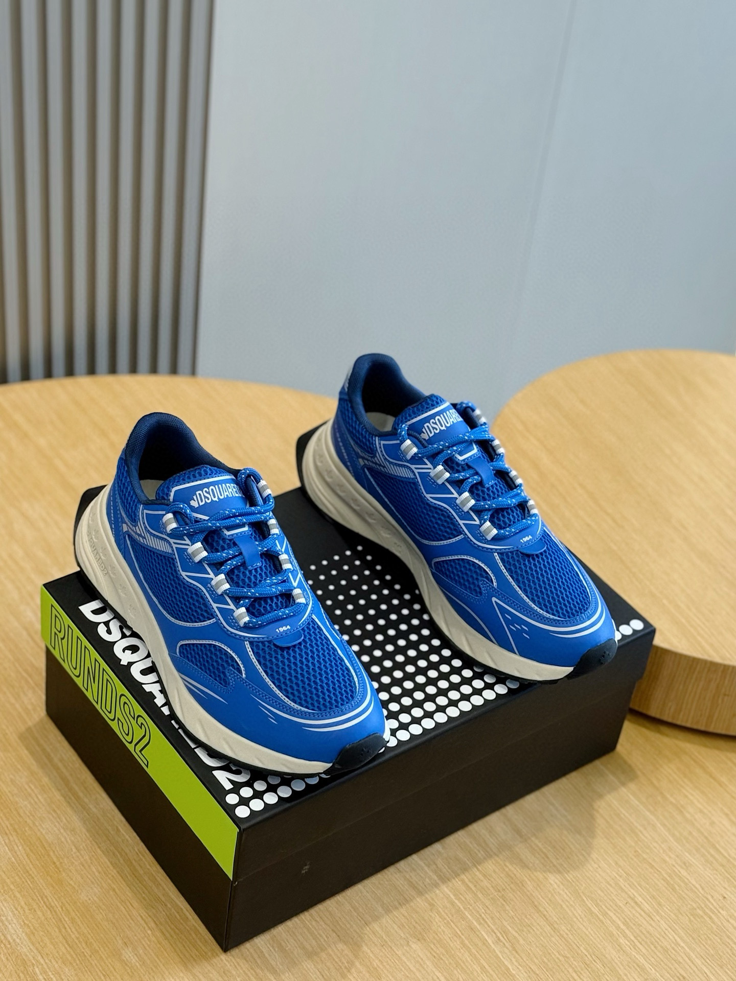 NO:604394,DSQUARED2 Sprinter sneakers Made in Italy Design highlights Steel blue front lace-up Calfskin Calf suede fabric Lined calfskin Fabric rubber sole Size: 39-44 (45 custom-made),,sneakers,cowhide19860909DSQUARED2 Sprinter 运动鞋 意大利制造 设计亮点钢青色正面系带 小牛皮 小牛绒面皮织布 衬里小牛皮 织布橡胶鞋底 Size:39-44(45定做）,,sneakers,cowhide,Men's shoes