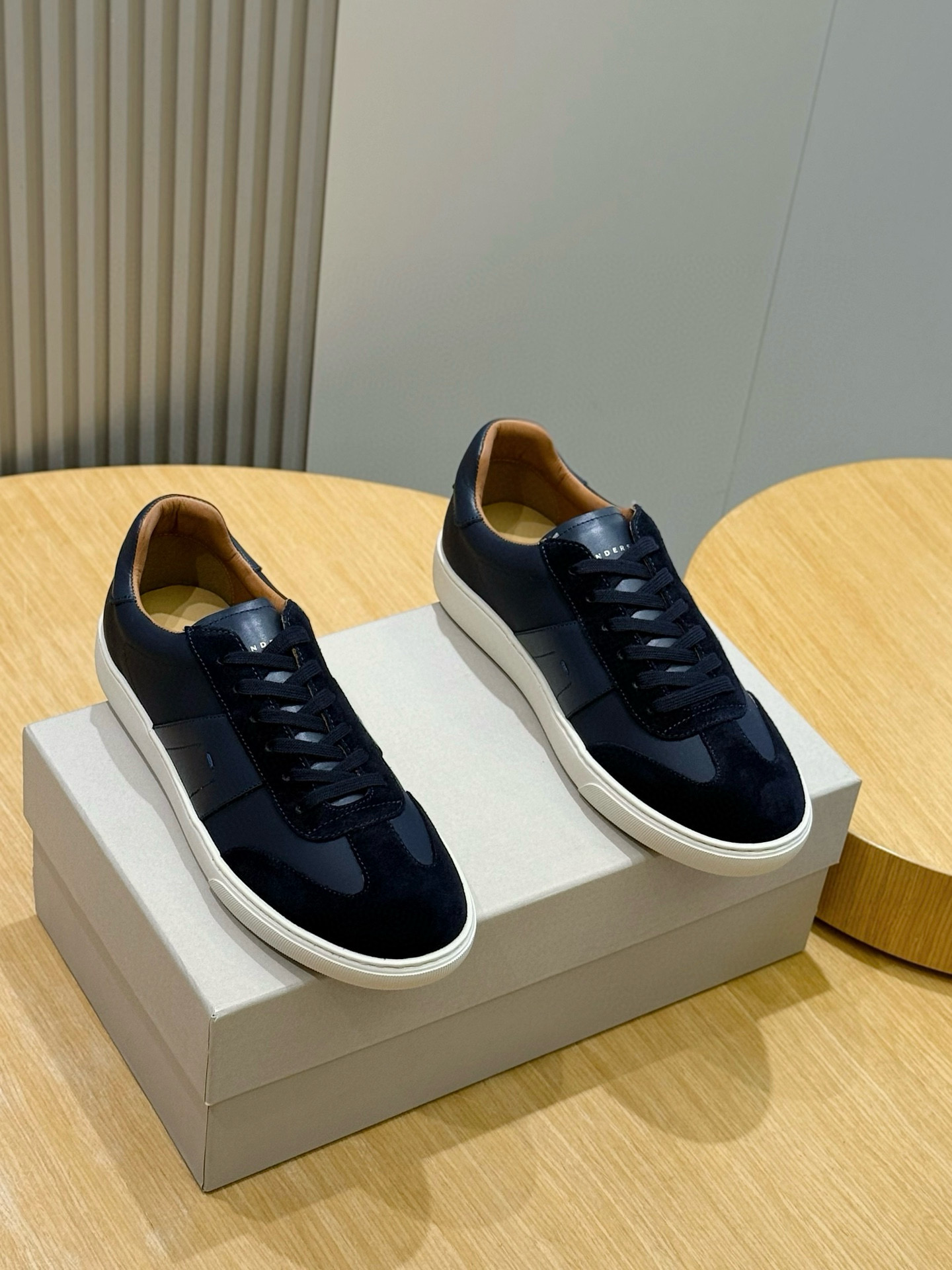 NO:589157,Henderson Baracco men's casual shoes, high-quality workmanship and exquisite craftsmanship, simple line design, paired with textured cowhide, are not only comfortable, but also super stylish. Made of soft imported cowhide, Japanese cowhide lining, private molded outsole Size: 39-44 (customized at 38.45),,cowhide19860909Henderson Baracco男士休闲鞋 高品质的做工和精湛工艺,简约的线条设计,搭配质感牛皮,不仅舒适,还超级有型.采用柔软的进口牛皮,和牛皮内里,私模大底 Size:39-44(38.45定制）,,cowhide,Men's shoes