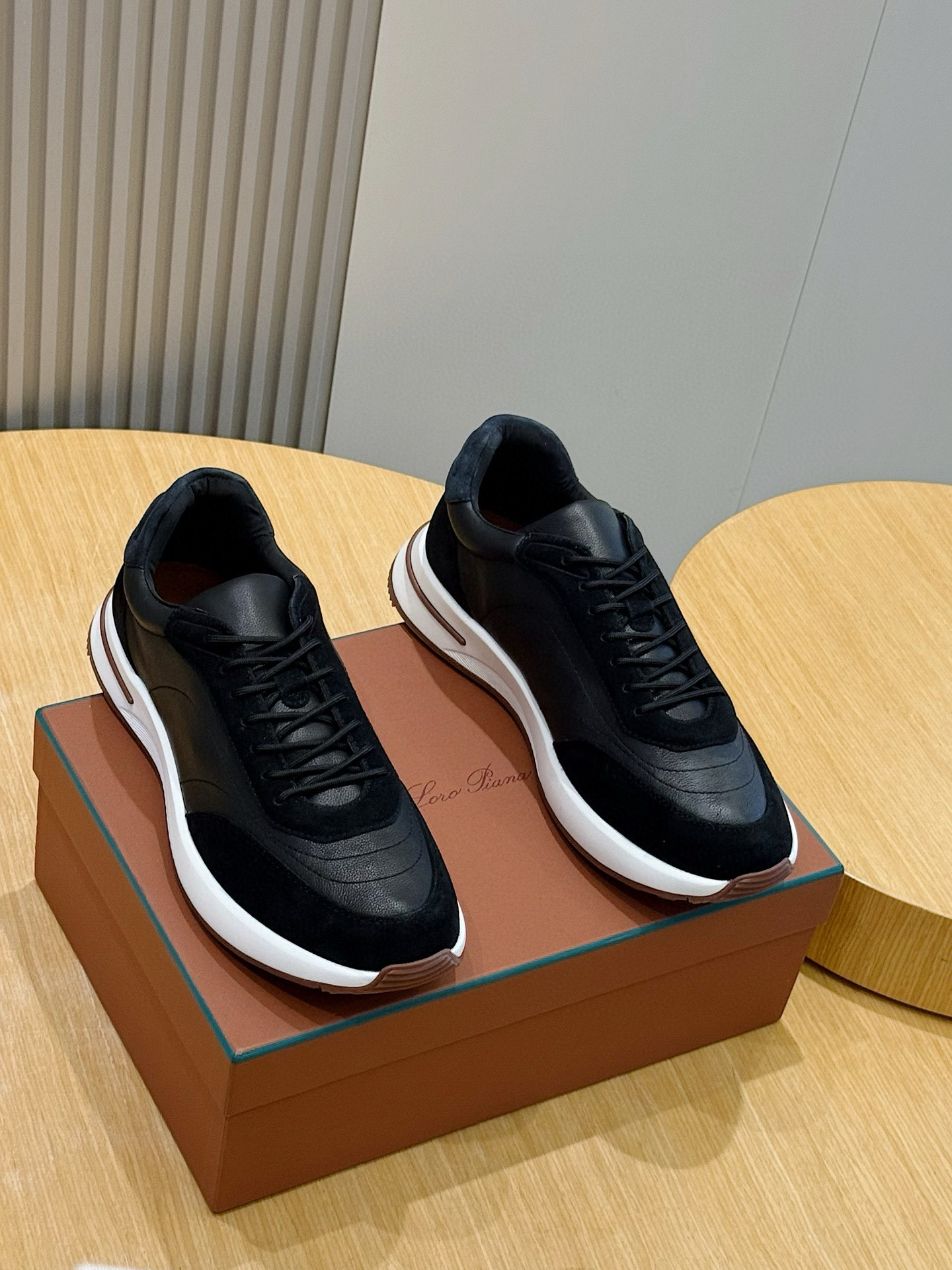 NO:648283,Size: 39-44 (customized at 38.45) LP Week End Walk men's casual shoes. This sneaker is made of cow suede material. The unique design shape of the middle lace and suede details makes it a leader. The iconic stitching and light village pads make the wear more comfortable and fit. The lightweight rubber sole and anti-slip details enhance the grip and stability. High-functional design details enhance the sports style of the shoes. Kummel  Colored rubber shoe outsole is made of lightweight material. This construction ensures proper weight distribution during walking and improves shock absorption. Cowhide suede + cowhide lining, casual shoes/sports shoes,loro piana,sneakers,cowhide19860909Size:39-44(38.45定制） LP Week End Walk男款休闲鞋 这款运动鞋采用牛反绒材质制成.中部系带和绒面革细节的独特设计造型令其一领风强.标志性缉面线与轻薄村垫让穿着更加舒适贴合,轻盈的橡胶鞋底和防滑细节增强抓地力和稳定性,高功能设计细节提升了鞋子的运动风格. Kummel 色橡胶鞋外底采用轻盈的材料制成这种构造可以确保行走中适当的重量分配,提高减震性. 牛皮反绒面+牛皮内里,休闲鞋/运动鞋,loro piana,sneakers,cowhide,Women's Shoes