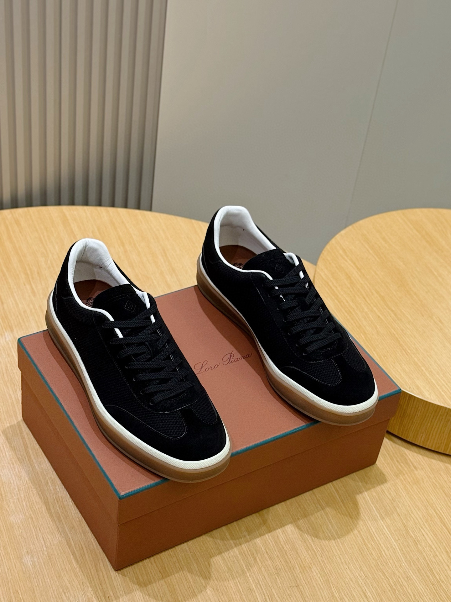 NO:648268,Size: 39-44 (customized at 38.45) loro piana LP Tennis Walk sneakers - top quality This new imported top-grain cowhide tennis shoe features an ultra-low design, suitable for year-round wear, and is water-repellent. The wrapped sole creates a relaxed and charming color combination, harmoniously blending functionality with low-key personality. An ideal shoe choice for urban dressing. Kummel color insert at the heel Soft calfskin tongue with embossed LP logo Cotton shoelaces  Upper layer imported cowhide, rubber sole, lining calfskin, casual shoes/sports shoes, loro piana, loro piana, sneakers, cowhide19860909Size:39-44(38.45定制） loro piana LP Tennis Walk运动鞋-顶级 这款新款进口头层牛皮网球鞋采用超低帮设计,适合全年穿着,并具有防泼水性能.包边鞋底营造轻松迷人的色彩组合,将功能性与低调个性风格和谐融合.打造都市着装的理想鞋履选择. 鞋跟处饰以Kummel色嵌片 柔软小牛皮鞋舌,压印LP徽标 棉质鞋带 鞋面头层进口牛皮 鞋底橡胶 衬里小牛皮,休闲鞋/运动鞋,loro piana,loro piana,sneakers,cowhide,Women's Shoes