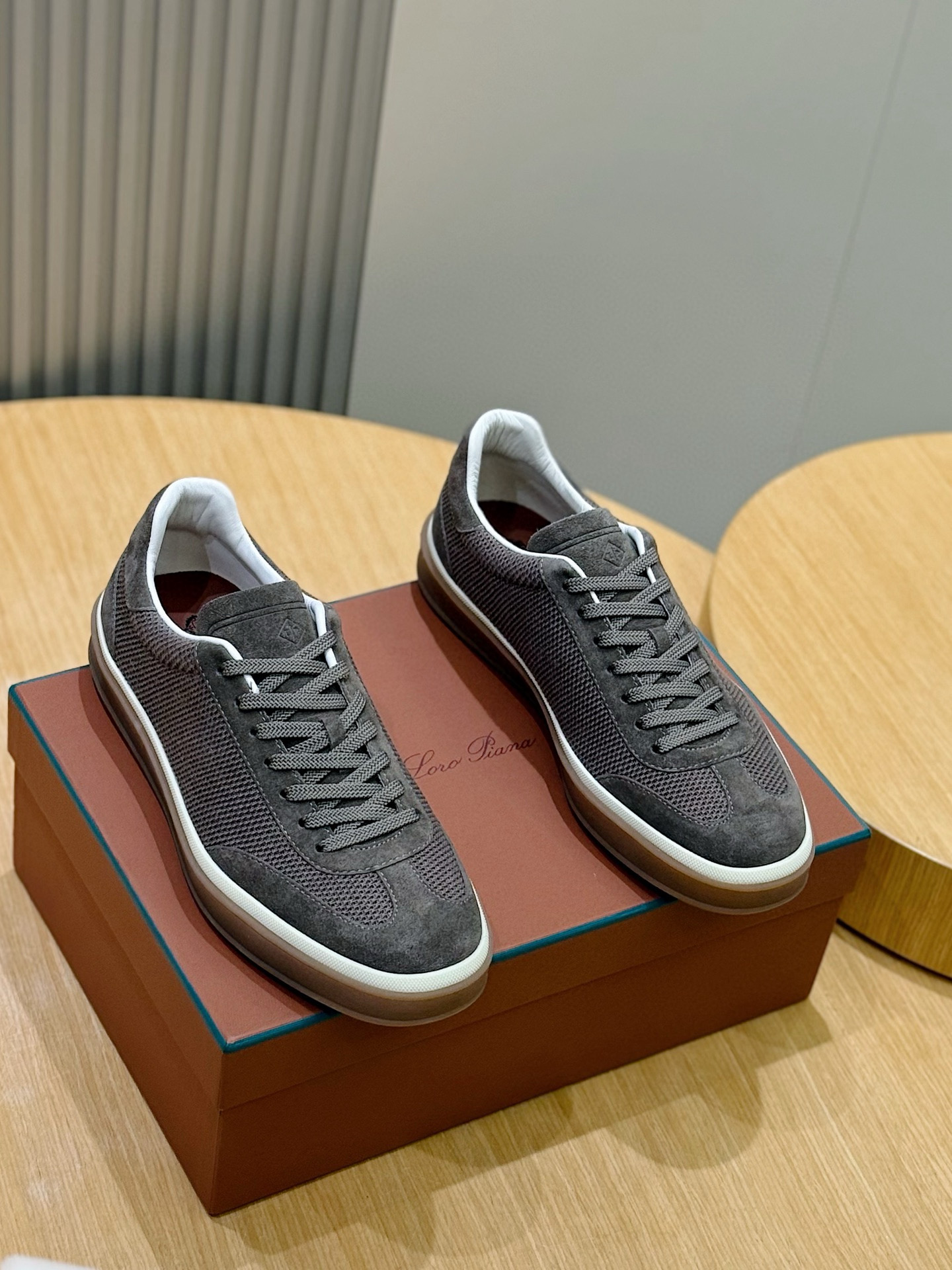 NO:648273,Size: 39-44 (38.45 Customized couple loro piana LP Tennis Walk sneakers - top quality This new imported top-grain cowhide tennis shoe features an ultra-low-top design, suitable for year-round wear, and is water-repellent. The wrapped sole creates a relaxed and charming color combination, harmoniously blending functionality and understated personality. An ideal shoe choice for urban wear. Kummel color insert at the heel Soft calfskin tongue with embossed LP logo Cotton shoelaces  Upper layer imported cowhide, rubber sole, lining calfskin, casual shoes/sports shoes, loro piana, loro piana, sneakers, cowhide19860909Size:39-44(38.45定制 情侣款 loro piana LP Tennis Walk运动鞋-顶级 这款新款进口头层牛皮网球鞋采用超低帮设计,适合全年穿着,并具有防泼水性能.包边鞋底营造轻松迷人的色彩组合,将功能性与低调个性风格和谐融合.打造都市着装的理想鞋履选择. 鞋跟处饰以Kummel色嵌片 柔软小牛皮鞋舌,压印LP徽标 棉质鞋带 鞋面头层进口牛皮 鞋底橡胶 衬里小牛皮,休闲鞋/运动鞋,loro piana,loro piana,sneakers,cowhide,Women's Shoes