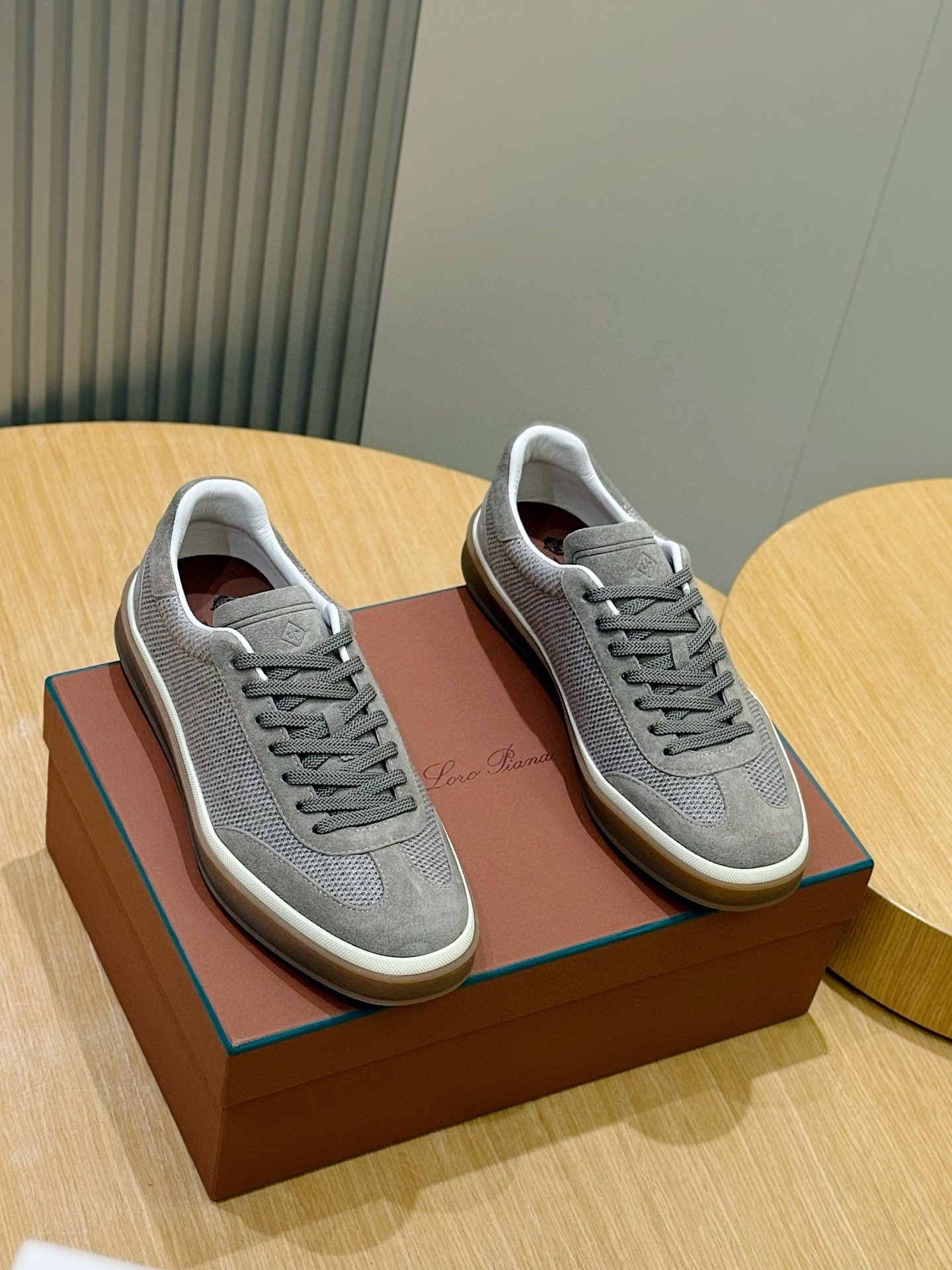 NO:648278,Size: 39-44 (customized at 38.45) Couple style loro piana LP Tennis Walk sneakers - top quality This new imported top-grain cowhide tennis shoe features an ultra-low-top design, suitable for year-round wear, and is water-repellent. The wrapped sole creates a relaxed and charming color combination, harmoniously blending functionality with low-key personality. An ideal shoe choice for urban wear. Decorated with Kummel color inserts at the heel Soft calfskin tongue, embossed LP logo Cotton shoelaces  Upper layer imported cowhide, rubber sole, lining calfskin, casual shoes/sports shoes, loro piana, loro piana, sneakers, cowhide19860909Size:39-44(38.45定制）情侣款 loro piana LP Tennis Walk运动鞋-顶级 这款新款进口头层牛皮网球鞋采用超低帮设计,适合全年穿着,并具有防泼水性能.包边鞋底营造轻松迷人的色彩组合,将功能性与低调个性风格和谐融合.打造都市着装的理想鞋履选择. 鞋跟处饰以Kummel色嵌片 柔软小牛皮鞋舌,压印LP徽标 棉质鞋带 鞋面头层进口牛皮 鞋底橡胶 衬里小牛皮,休闲鞋/运动鞋,loro piana,loro piana,sneakers,cowhide,Women's Shoes