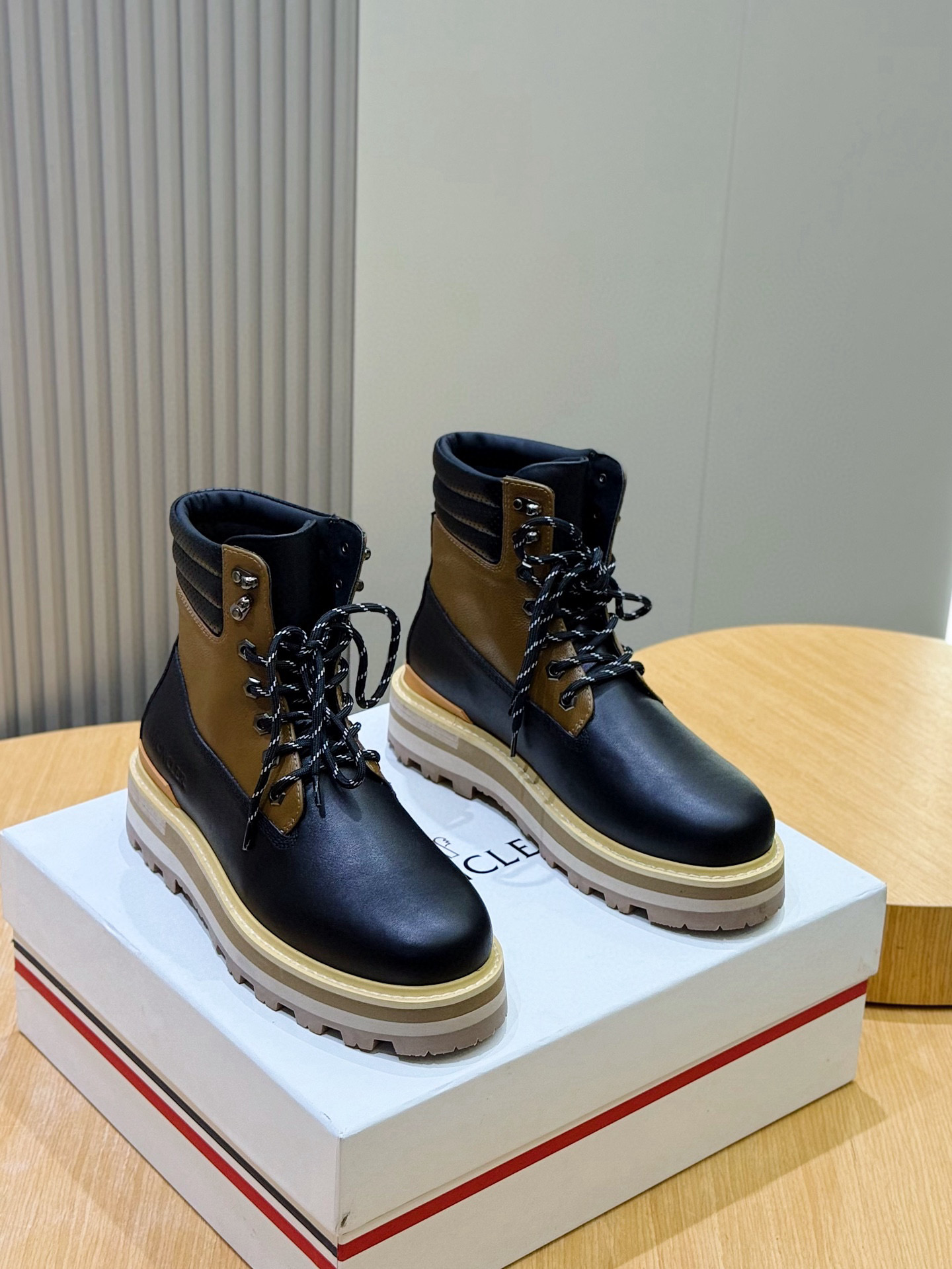 NO:621502,Moncler men's high-top Martin boots reinterpret the brand's mountaineering tradition and inject urban aesthetic style into classic hiking boots. They are made of soft cowhide, strong and durable. Upper: imported cow suede, cowhide, cowhide lining. Size: 39-44 (customized at 38.45), boots, cowhide19860909Moncler男士高帮马丁靴鞋 重新演绎品牌的登山传统,为经典徒步靴注入城市美学风格,采用柔软牛皮制成,结实耐穿 鞋面:进口牛反绒,牛皮,牛皮内里 Size:39-44(38.45定做),,boots,cowhide,Men's shoes
