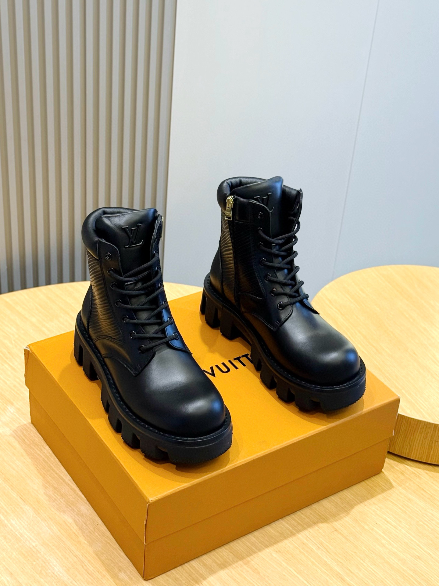 NO:575080,[L Home] Top Size: 39-44 (customized for 38.45) L Home Checker Men's Flat Boots This LV Checker flat boots are made of nubuck calf leather and warm shearling lining, entering the winter horizon with a new style. The upper is partially embossed with Damier pattern, and the convex outsole continues the same elements. The sturdy shoe shape demonstrates the style of military boots, and the technical laces and easy-to-take-off side zippers highlight functional considerations. Nubuck suede cow leather  Lace/side zipper Louis Vuitton elements Leather lining Rubber outsole with Damier pattern on sole lugs Marque L. Vuiton Deposee logo.,,louis vuitton,louis vuitton,louis vuitton,boots,cowhide19860909【L家】顶级 Size:39-44（38.45定做） L家 Checker男士平底靴 本款 LV Checker 平底靴以正绒面牛皮革搭配舒暖羊毛皮内衬,以崭新风姿迈入冬季视野.鞋面局部压印 Damier 图案,凸纹外底延续相同元素.稳健鞋型演绎军靴风范,科技鞋带与便于穿脱的侧拉链彰显功能考量. 正绒面牛皮革 鞋带/侧拉链 路易威登元素 牛皮内衬 橡胶外底,鞋底凸纹饰有 Damier 图案Marque L. Vuiton Deposee 标识.,,louis vuitton,louis vuitton,louis vuitton,boots,cowhide,Men's shoes