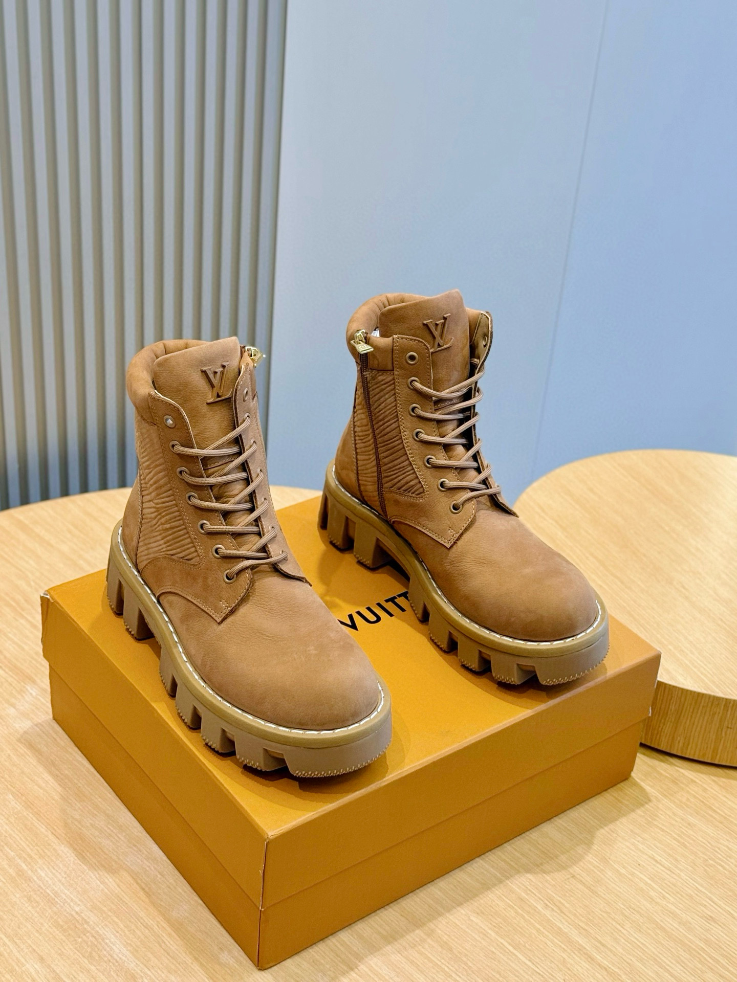 NO:574864,LV Donkey Brand Louis Vuitton Checker Men's Flat Boots This LV Checker flat boots are made of nubuck calfskin and warm shearling lining, entering the winter horizon with a new style. Damier pattern is partially embossed on the upper, and the convex outsole continues the same elements. The sturdy shoe shape embodies the style of military boots, and the technical laces and easy-to-take-off side zippers highlight functional considerations. Nubuck calfskin laces/side zipper Louis Vuitton elements shearling lining  Cowhide lining, rubber outsole, sole ridges decorated with Damier pattern Marque L. Vuiton Deposee logo Size: 39-44 (customized at 38.45),,louis vuitton,louis vuitton,louis vuitton,boots,cowhide19860909LV 驴牌 路易威登 Checker男士平底靴 本款 LV Checker 平底靴以正绒面牛皮革搭配舒暖羊毛皮内衬,以崭新风姿迈入冬季视野.鞋面局部压印 Damier 图案,凸纹外底延续相同元素.稳健鞋型演绎军靴风范,科技鞋带与便于穿脱的侧拉链彰显功能考量. 正绒面牛皮革 鞋带/侧拉链 路易威登元素 羊毛皮内衬 牛皮内衬 橡胶外底,鞋底凸纹饰有 Damier 图案Marque L. Vuiton Deposee 标识 Size:39-44（38.45定做）,,louis vuitton,louis vuitton,louis vuitton,boots,cowhide,Men's shoes