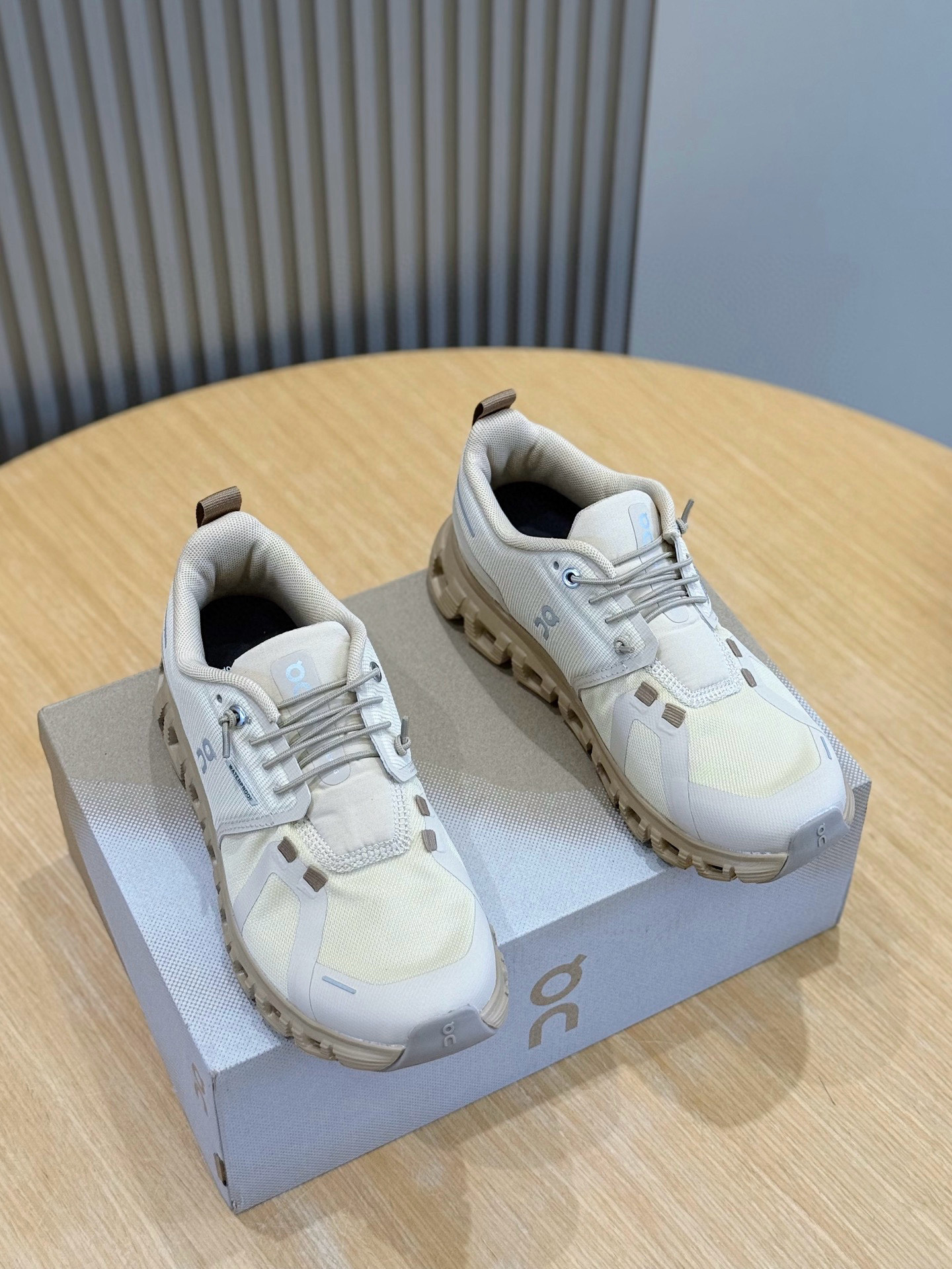 NO:605179,On Cloudventure Loewe sports shoes upgraded version #original data development paper last type #made of ergonomic ultra-thin breathable mesh upper material #with hollow CloudTec technology foam cushioning (4.5cm cm) thickened midsole #external wear-resistant anti-slip rubber bottom sheet to create waves for runners, from the Swiss sports brand - ON Running Cloudsurfer Road Rhodes series low-cut thick sole lightweight comfortable multi-functional casual sports jogging shoes size 36  36.5 37.5 38 38.5 39 40 40.5 41 42 42.5 43 44 44.5 45,,loewe,sneakers19860909On昂跑Cloudventure Loewe运动鞋 升级版#原数据开发纸版楦型#采用人体工程超薄透气网织布鞋面材质#搭镂空CloudTec科技泡棉缓震(4.5cm厘米)加厚中底#外置耐磨防滑橡胶底片,为跑者造浪,来自瑞士运动品牌-昂跑ON Running Cloudsurfer Road 罗德系列低帮厚底轻量舒适多功能休闲运动慢跑鞋 尺码36 36.5 37.5 38 38.5 39 40 40.5 41 42 42.5 43 44 44.5 45,,loewe,sneakers,Men's shoes