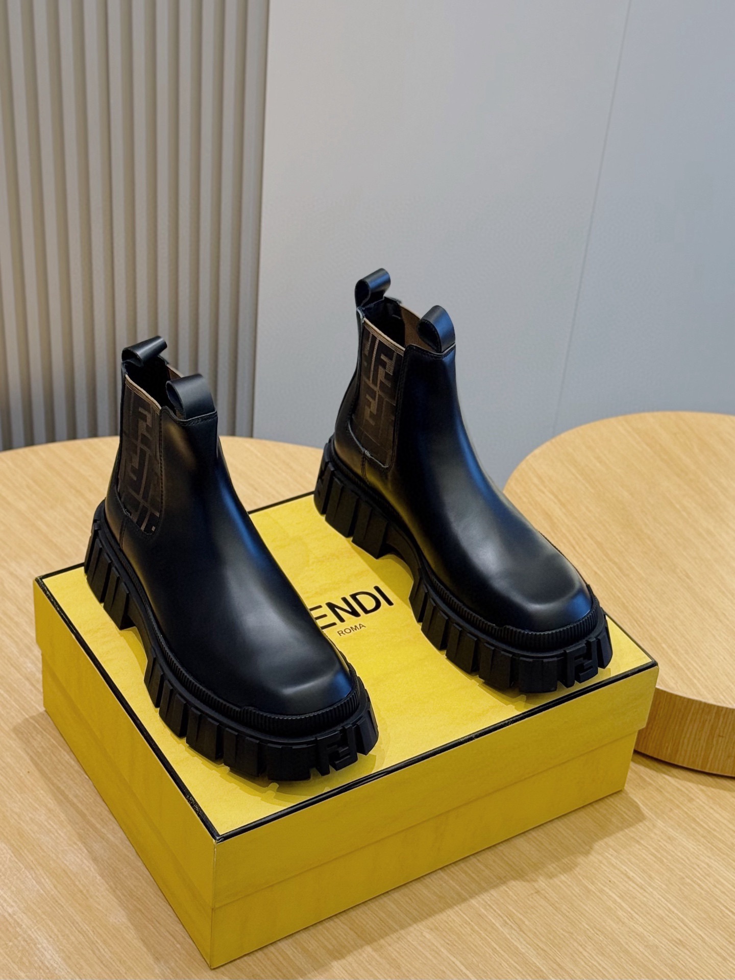 NO:575075,【FENDI】Top-Size -Size 39-44 (38,45 can be customized) Fendi cowhide and naked boots, lace-up and naked boots, black cowhide, cow suede material. Decorated with gray, black, brown FF jacquard fabric details. The upper foot is very comfortable. TPU sole, heel with FF details,,fendi,fendi,boots,cowhide,chamois leather19860909【FENDI】顶级 -Size 39-44（38,45可订做) 芬迪牛皮及裸靴 系带及裸靴,黑色牛皮,牛麂皮材质.点缀灰色和黑色、咖色FF提花布料细节.上脚非常舒适.TPU鞋底,鞋跟带FF细节,,fendi,fendi,boots,cowhide,chamois leather,Men's shoes