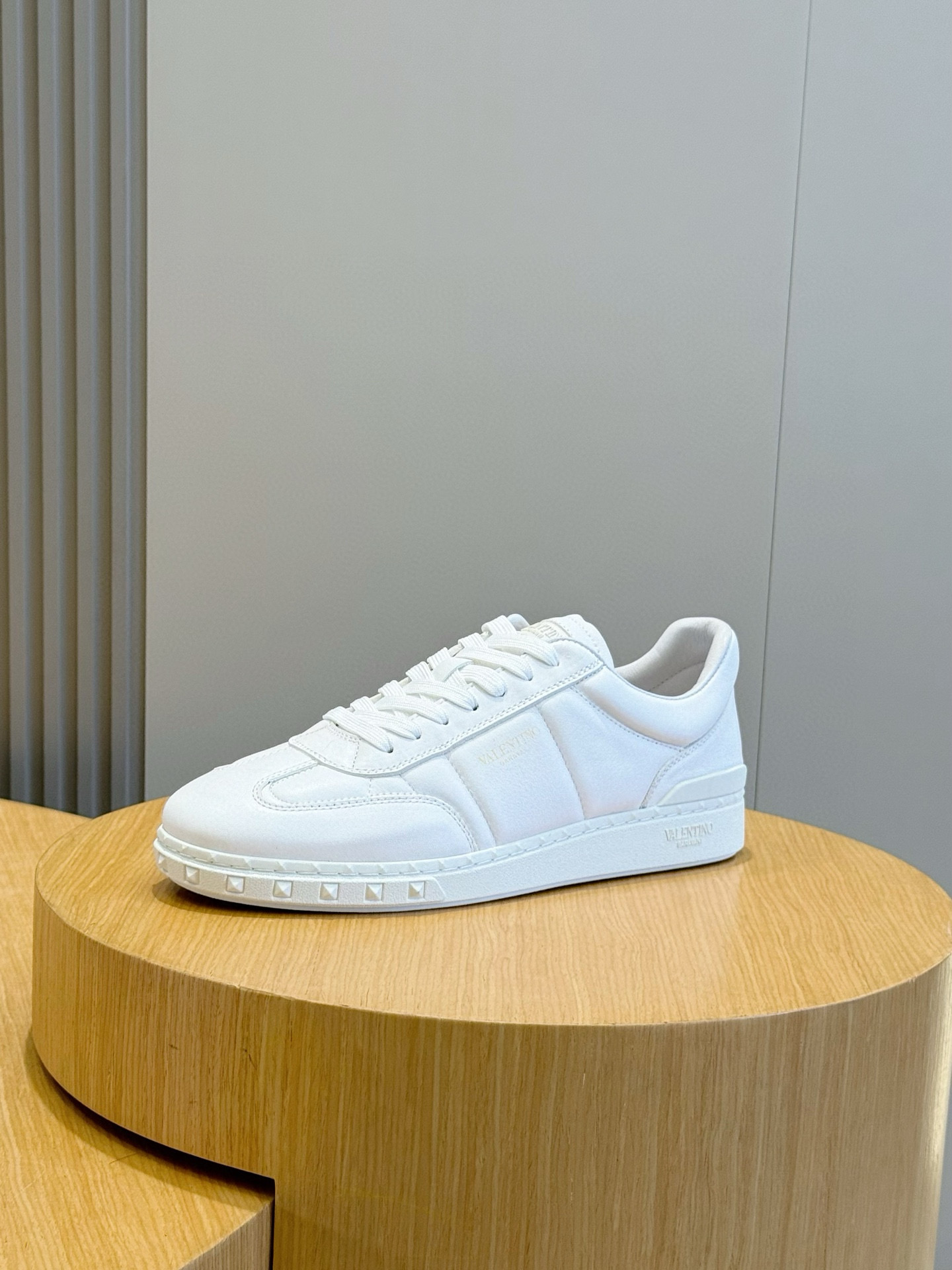 Valentino Garavani Freedots Low-Top Sneakers: Stylish & Comfortable 3 i1760868305357 417 0 1