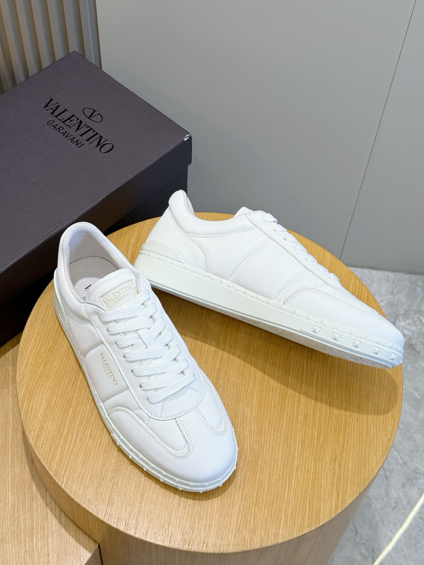 Valentino Garavani Freedots Low-Top Sneakers: Stylish & Comfortable 8 i1760868306186 5442 0 6