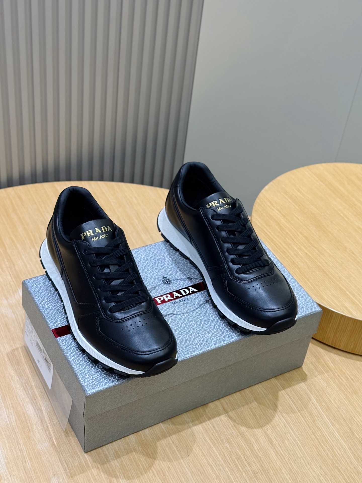 NO:605176,Prada's official website synchronized cowhide texture sneakers. This imported cowhide sneakers are decorated with fabric inlays, and the design is inspired by classic aesthetics. The distinctive tongue and sole logos highlight the unique design style and are comfortable to wear. Go casually. The upper is made of cowhide and fabric. Cowhide foot pads, 3cm lightweight and flexible TPU sole Size: 39-44 (customized at 45),, prada, sneakers, cowhide19860909Prada家官网同步牛皮质感运动鞋 这款进口牛皮运动鞋饰有织物嵌饰,设计灵感来源于经典美学.风格鲜明的鞋舌和鞋底徽标彰显独特的设计格调,穿着舒适.随性起行 鞋帮牛皮和织物材质.牛皮垫脚, 3cm轻质柔韧TPU鞋底 Size:39-44（45定做）,,prada,sneakers,cowhide,Men's shoes