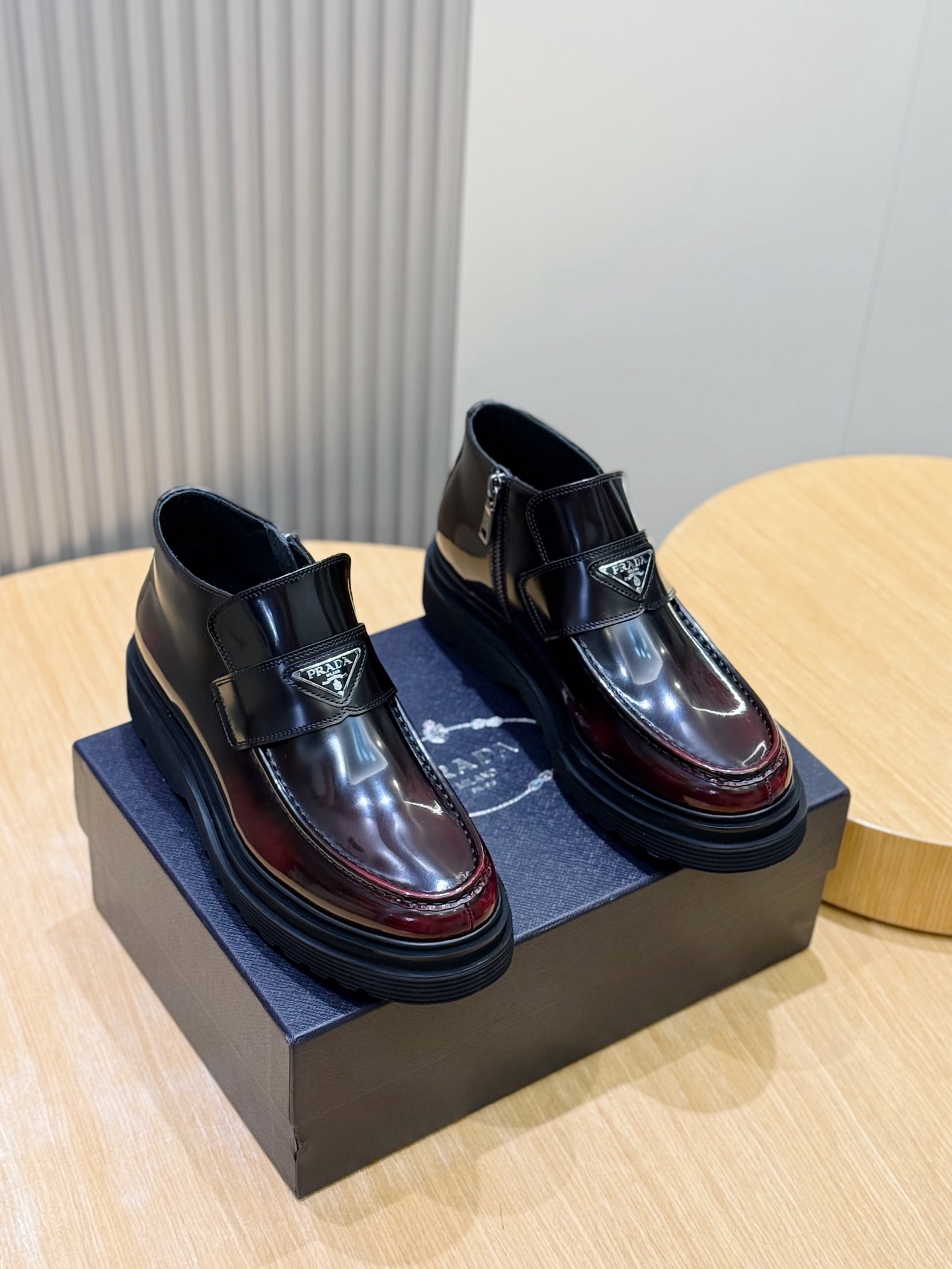 NO:605089,P's latest high-top Oxford lace-up business men's shoes. This Derby shoe has a retro design style, showing a mix and match style. Imported cowhide, snake grain cowhide, cowhide lining, genuine leather welt original outsole Size: 39-44 (customized at 38.45) cowhide surface, cowhide19860909P家高帮最新款牛津系带鞋商务男鞋 这款德比鞋具有复古设计风格,呈现混搭格调. 进口牛皮,蛇纹牛皮,牛皮内里,真皮沿条原厂大底 Size:39-44(38.45定做) 牛皮面,,cowhide,Men's shoes