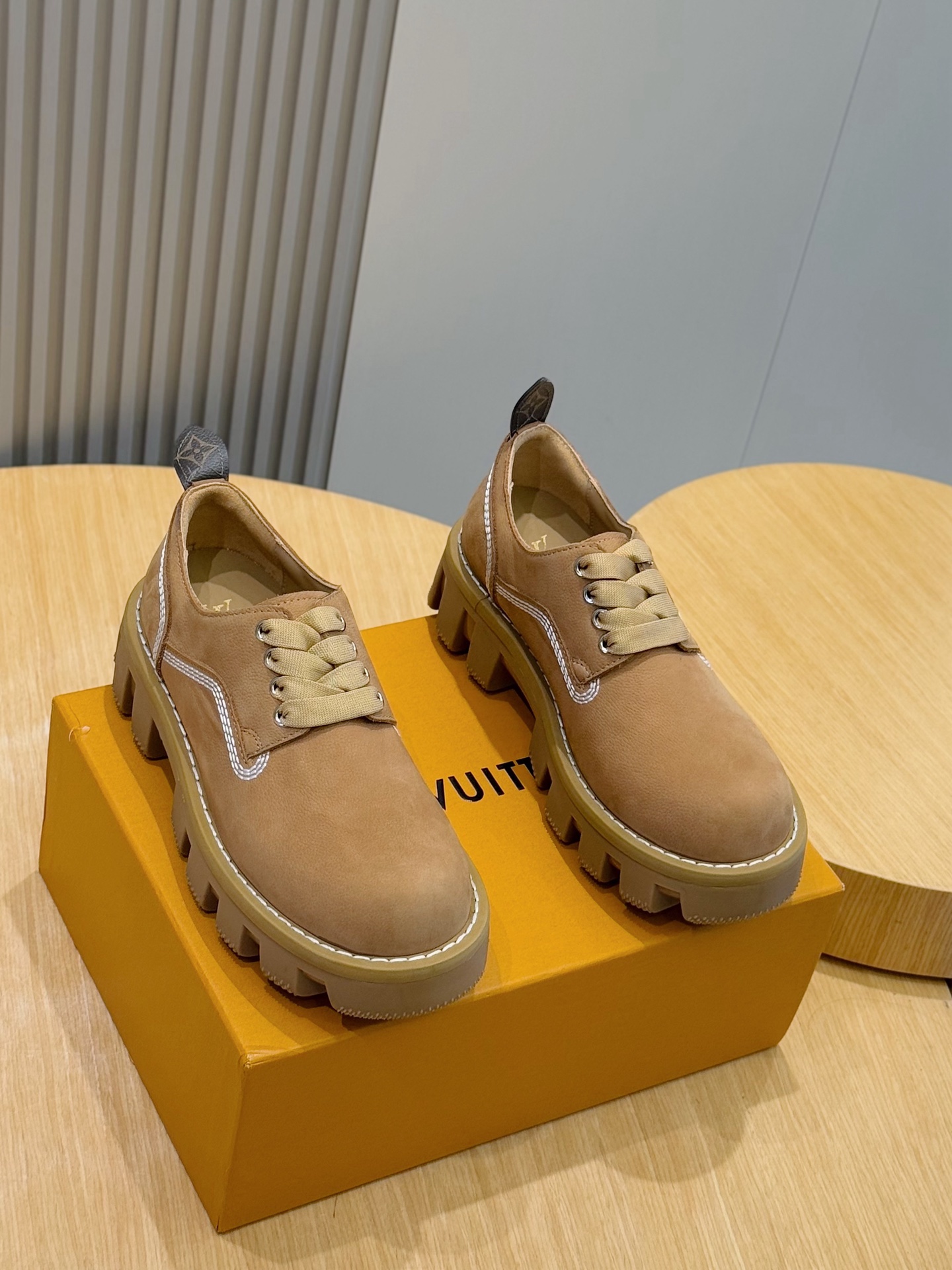 NO:588279,L's Checker men's ankle boots were unveiled at the Louis spring and summer men's show, using nubuck calf leather to interpret diverse styles. The upper is branded monogram embossed, and the thick and light rubber outsole refers to the design of work shoes. The convex Damier pattern on the sole is the finishing touch. Nubuck calf leather, rubber outsole, studs engraved with brand logo, Size: 39-44 (customized at 38.45) Low top, Louis Vuitton, Louis  vuitton,boots,cowhide19860909L家Checker 男士及踝靴 亮相于路易 春夏男装秀场,以正绒面牛皮革演绎多元风尚.鞋面品牌monogram压纹,厚实而轻盈的橡胶外底援引工装鞋设计.鞋底凸纹 Damier 图案点睛细节. 正绒面牛皮,橡胶大底,饰钉镂刻品牌标识,Size:39-44（38.45定做） 低帮,,louis vuitton,louis vuitton,boots,cowhide,Men's shoes