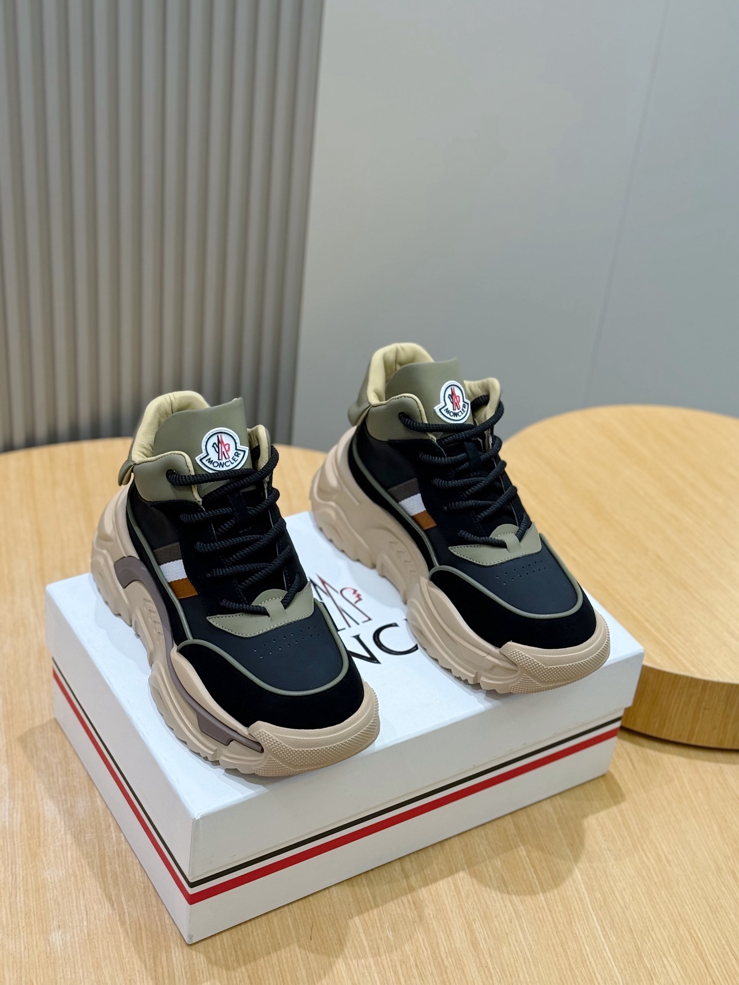 NO:604666,Moncler Men's Men's Sneakers have a modern sneaker silhouette, a low-cut design with lace-up closure, a rubber lace-up shoe shell that makes them unique, and a rubber logo patch on the heel. Cowhide feet, imported cowhide splicing webbing Size: 39-44 (customized at 38.45),, Moncler, sneakers, cowhide19860909Moncler蒙口男士运动鞋 具备现代运动鞋轮廓,低帮设计搭配系带开合,橡胶系带鞋壳令其别具一格,鞋跟点缀橡胶徽标贴饰.牛皮垫脚,进口牛皮拼接织带 Size:39-44(38.45定制）,,Moncler,sneakers,cowhide,Men's shoes