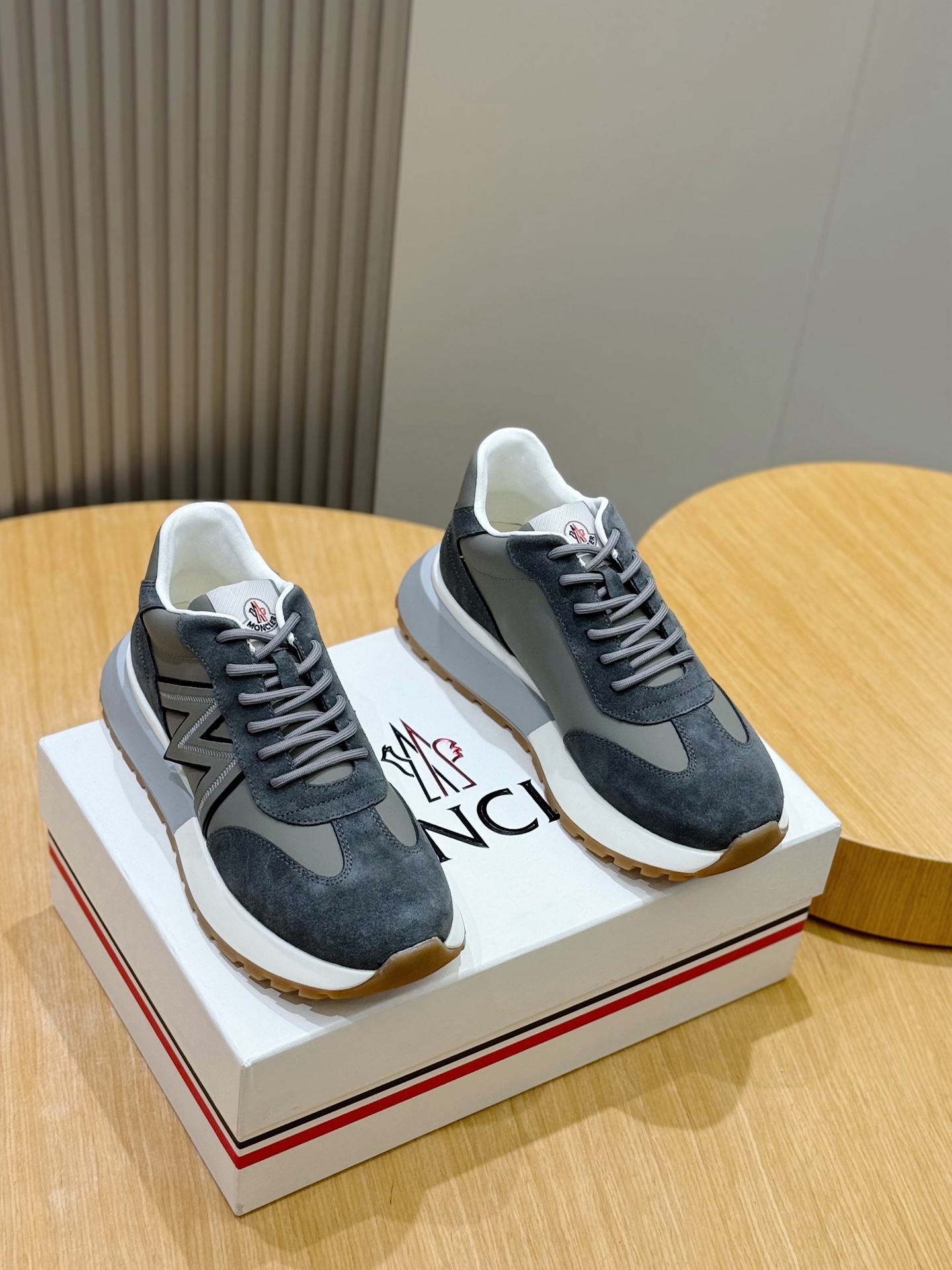 NO:604678,Moncler Men's Men's Sneakers have a modern sneaker silhouette, a low-cut design with lace-up closure, a rubber lace-up shoe shell that makes them unique, and a rubber logo patch on the heel. Cowhide feet, imported cowhide splicing webbing Size: 39-44 (customized at 38.45),, Moncler, sneakers, cowhide19860909Moncler蒙口男士运动鞋 具备现代运动鞋轮廓,低帮设计搭配系带开合,橡胶系带鞋壳令其别具一格,鞋跟点缀橡胶徽标贴饰.牛皮垫脚,进口牛皮拼接织带 Size:39-44(38.45定制）,,Moncler,sneakers,cowhide,Men's shoes