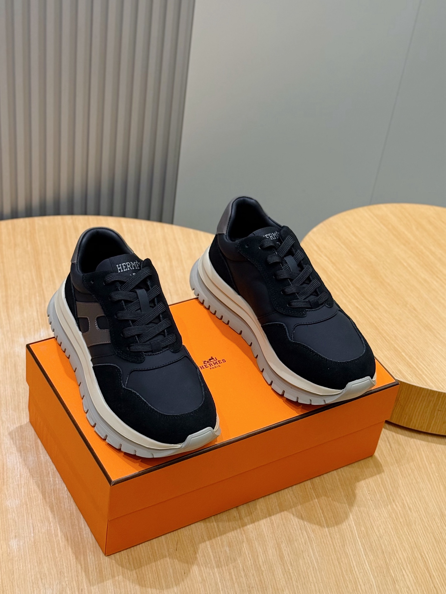 NO:604282,Hermes thick-soled men's sneakers, calfskin sneakers, decorated with iconic H details. Contrasting color design creates a dynamic and modern look. Imported cowhide + cowhide lining + super-rebound lightweight outsole Size: 39-44 (customized at 38.45),,hermes,sneakers,cowhide19860909Hermes 厚底男士运动鞋 小牛皮运动鞋,饰有标志性H细节.对比色设计打造动感的现代造型. 进口牛皮+牛皮内里+超回弹轻型大底 Size:39-44(38.45定制）,,hermes,sneakers,cowhide,Men's shoes