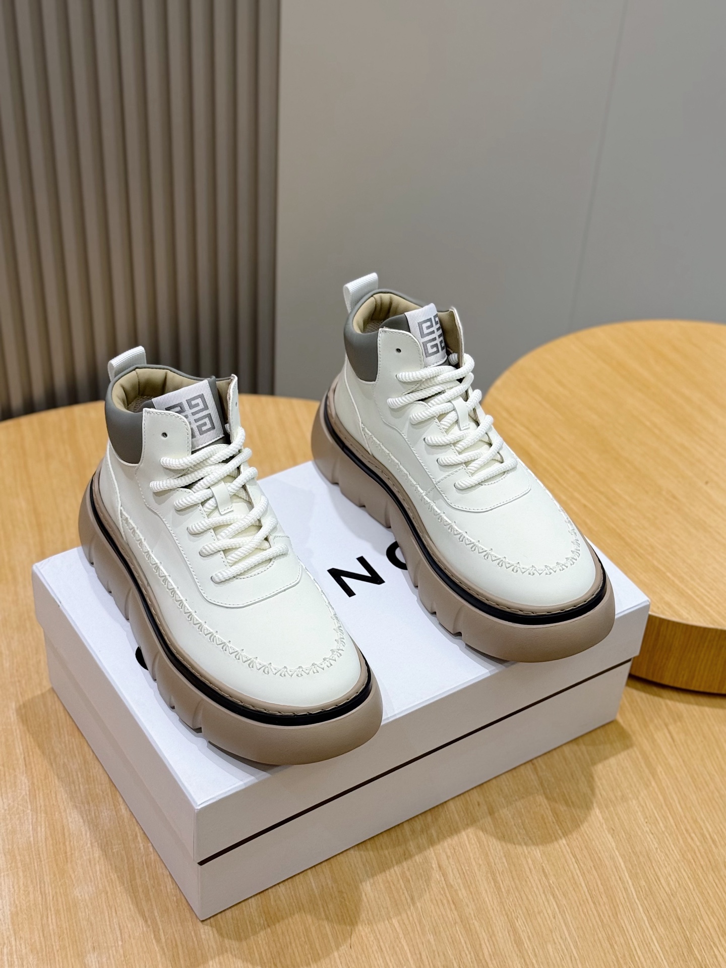 NO:621501,Givenchy GIV sneakers, original development, full cowhide sneakers, retro design, 4G embroidery on the upper, 4G logo all over the bottom of the sole. Cowhide + cowhide lining + TPU outsole Size: 39-44 (38.45 custom-made),,givenchy,boots,sneakers,cowhide19860909Givenchy GIV短靴运动鞋 原版开发,全牛皮运动鞋,复古设计 鞋面4G刺绣,鞋底下方满饰4G logo. 牛皮＋牛皮内里+TPU大底 Size:39-44（38.45定做）,,givenchy,boots,sneakers,cowhide,Men's shoes
