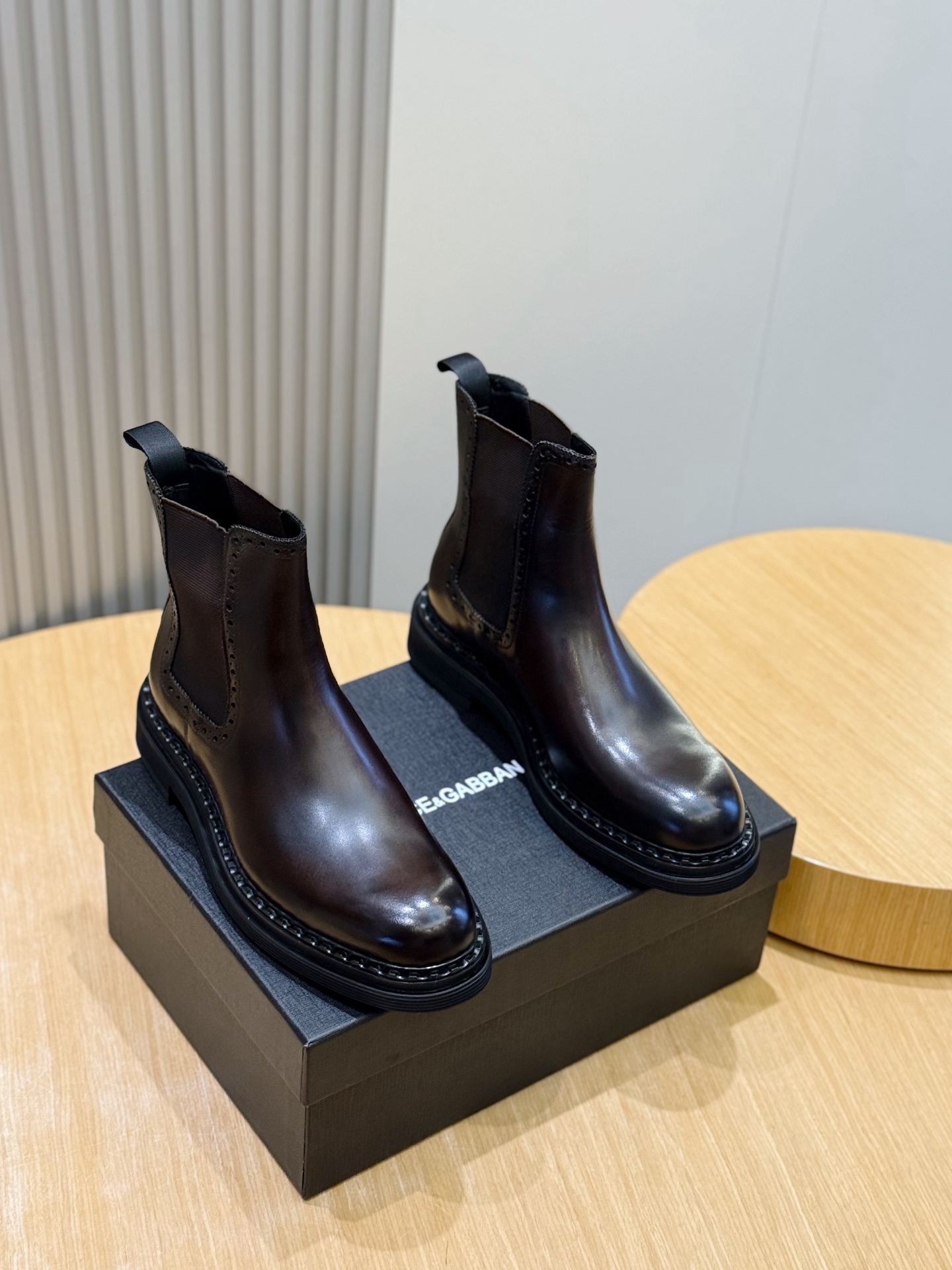 Dolce&Gabbana Men's Leather Chelsea Boots - Modern Style & Comfort