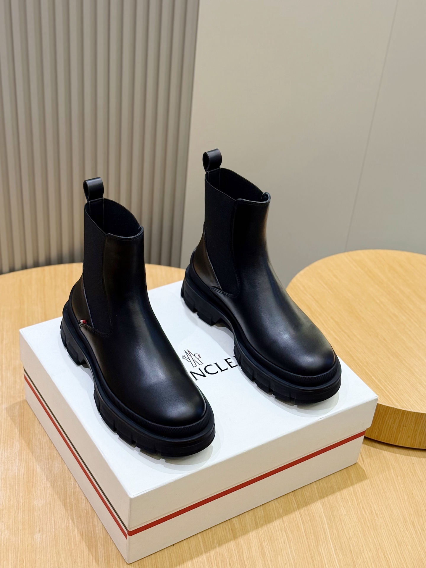 NO:604672,Moncler men's high-top Martin boots reinterpret the brand's mountaineering tradition and inject urban aesthetic style into classic hiking boots. They are made of soft cowhide, strong and durable. Upper: imported cow suede, cowhide, cowhide lining. Size: 39-44 (customized at 38.45), boots, cowhide19860909Moncler男士高帮马丁靴鞋 重新演绎品牌的登山传统,为经典徒步靴注入城市美学风格,采用柔软牛皮制成,结实耐穿 鞋面:进口牛反绒,牛皮,牛皮内里 Size:39-44(38.45定做),,boots,cowhide,Men's shoes