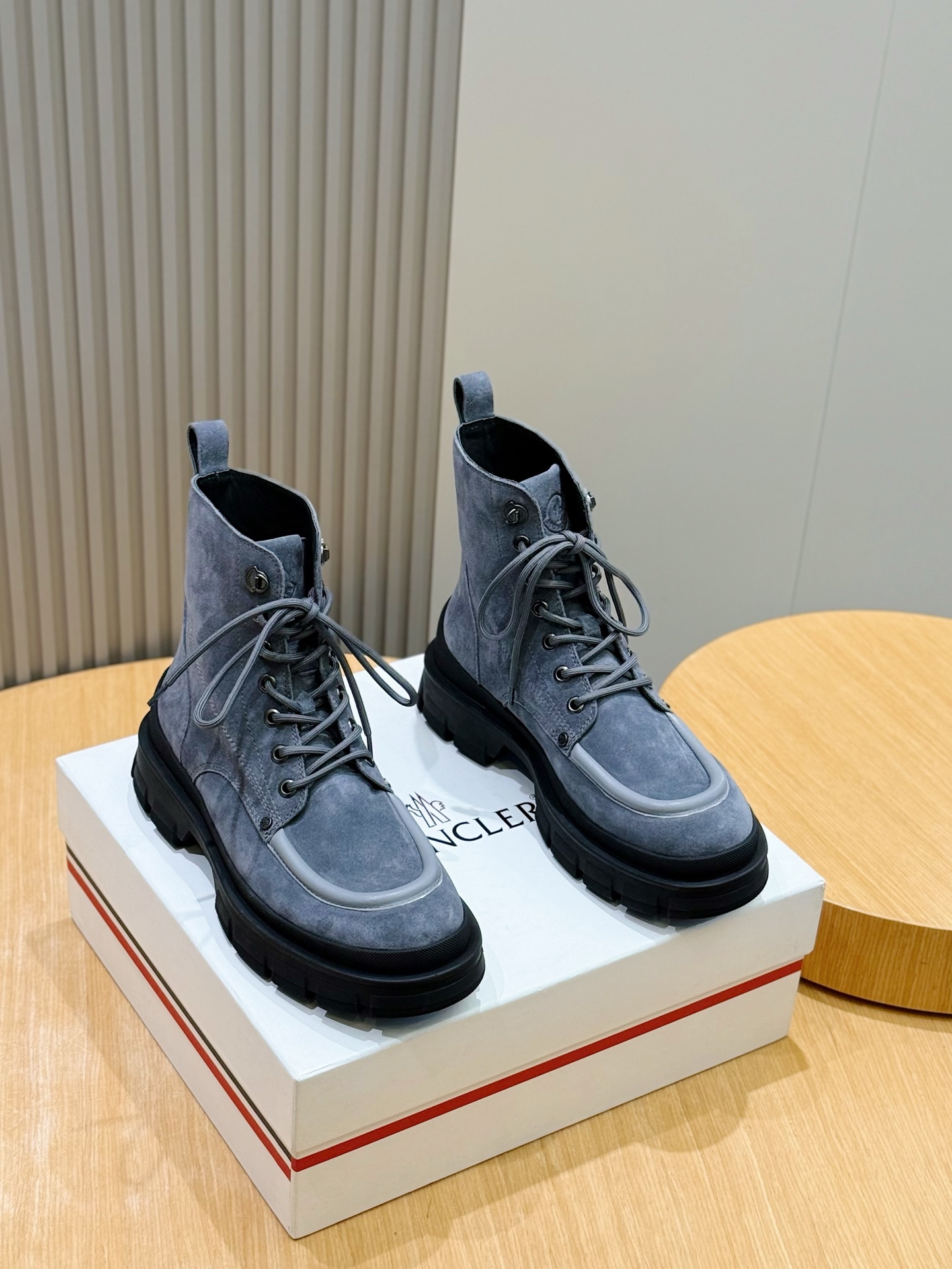 NO:604288,Moncler men's high-top Martin boots reinterpret the brand's mountaineering tradition and inject urban aesthetic style into classic hiking boots. They are made of soft cowhide, strong and durable. Upper: imported cow suede, cowhide, cowhide lining. Size: 39-44 (customized at 38.45), boots, cowhide19860909Moncler男士高帮马丁靴鞋 重新演绎品牌的登山传统,为经典徒步靴注入城市美学风格,采用柔软牛皮制成,结实耐穿 鞋面:进口牛反绒,牛皮,牛皮内里 Size:39-44(38.45定做),,boots,cowhide,Men's shoes