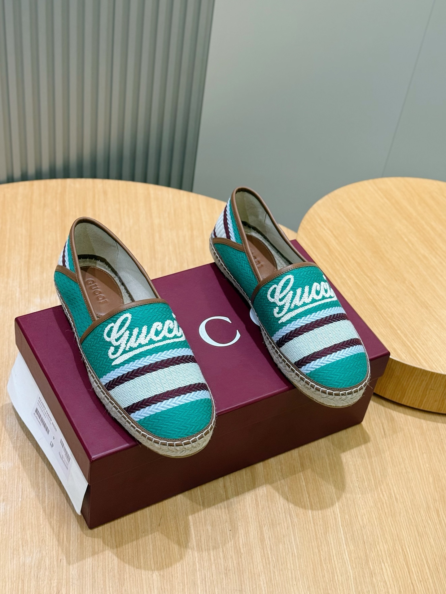 NO:590084,G's Italian fisherman's shoes - top quality One from Italy's top luxury brand!  The Gucci brand has always been loved by many people for its high-end and simple style. It is super comfortable on the feet. It has original imported suede, customized imported calf leather inside, and high-elastic tendon sole. SIZE: Male 39-44 (customized at 38.45),,gucci,gucci,espadrilles,cowhide,chamois leather19860909G家意大利渔夫鞋-顶级 一款来自意大利顶级奢侈品牌！Gucci 品牌一直以来以高级简约的风格得到很多人喜爱,上脚超级舒服 原版进口麂皮,内里定制进口胎牛皮,高弹牛筋底. SIZE: 男39-44(38.45定制）,,gucci,gucci,espadrilles,cowhide,chamois leather,Men's shoes