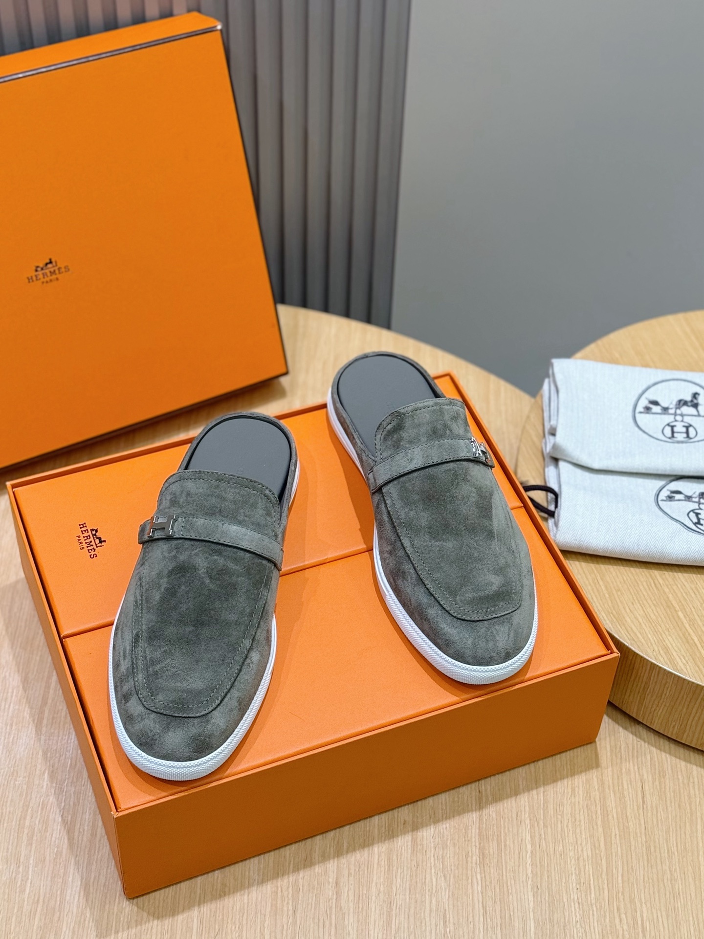 NO:590033,H Home Freesstyle men's half-flop calfskin and Epsom Heritage calfskin high-top sneakers, the soles are decorated with saddle buckle patterns, creating a modern urban style. Imported cowhide + cowhide lining + customized TPU outsole Size: 38-44 (customized at 45),,sneakers,cowhide19860909H家 Freesstyle男款半拖 小牛皮和Epsom Heritage小牛皮高帮运动鞋,鞋底饰有马鞍钉扣图案,打造现代都会风格. 进口牛皮+牛皮内里+定制TPU大底 Size:38-44(45定做）,,sneakers,cowhide,Men's shoes