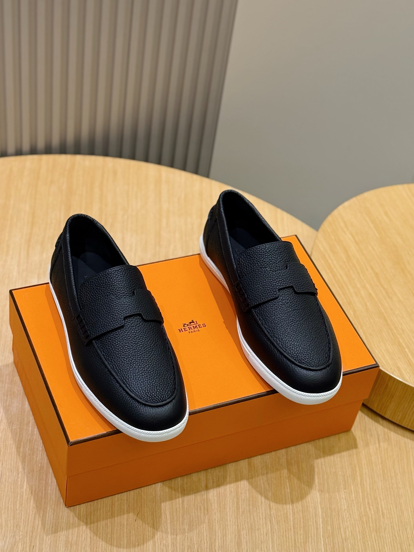 NO:590091,H Home Freesstyle Men's Loafers Calfskin and Epsom Heritage calfskin high-top sneakers, the soles are decorated with saddle buckle patterns, creating a modern urban style. Imported cowhide + cowhide lining + customized TPU outsole Size: 38-44 (customized for 45),, loafers, sneakers, cowhide19860909H家 Freesstyle男款乐福鞋 小牛皮和Epsom Heritage小牛皮高帮运动鞋,鞋底饰有马鞍钉扣图案,打造现代都会风格. 进口牛皮+牛皮内里+定制TPU大底 Size:38-44(45定做）,,loafers,sneakers,cowhide,Men's shoes