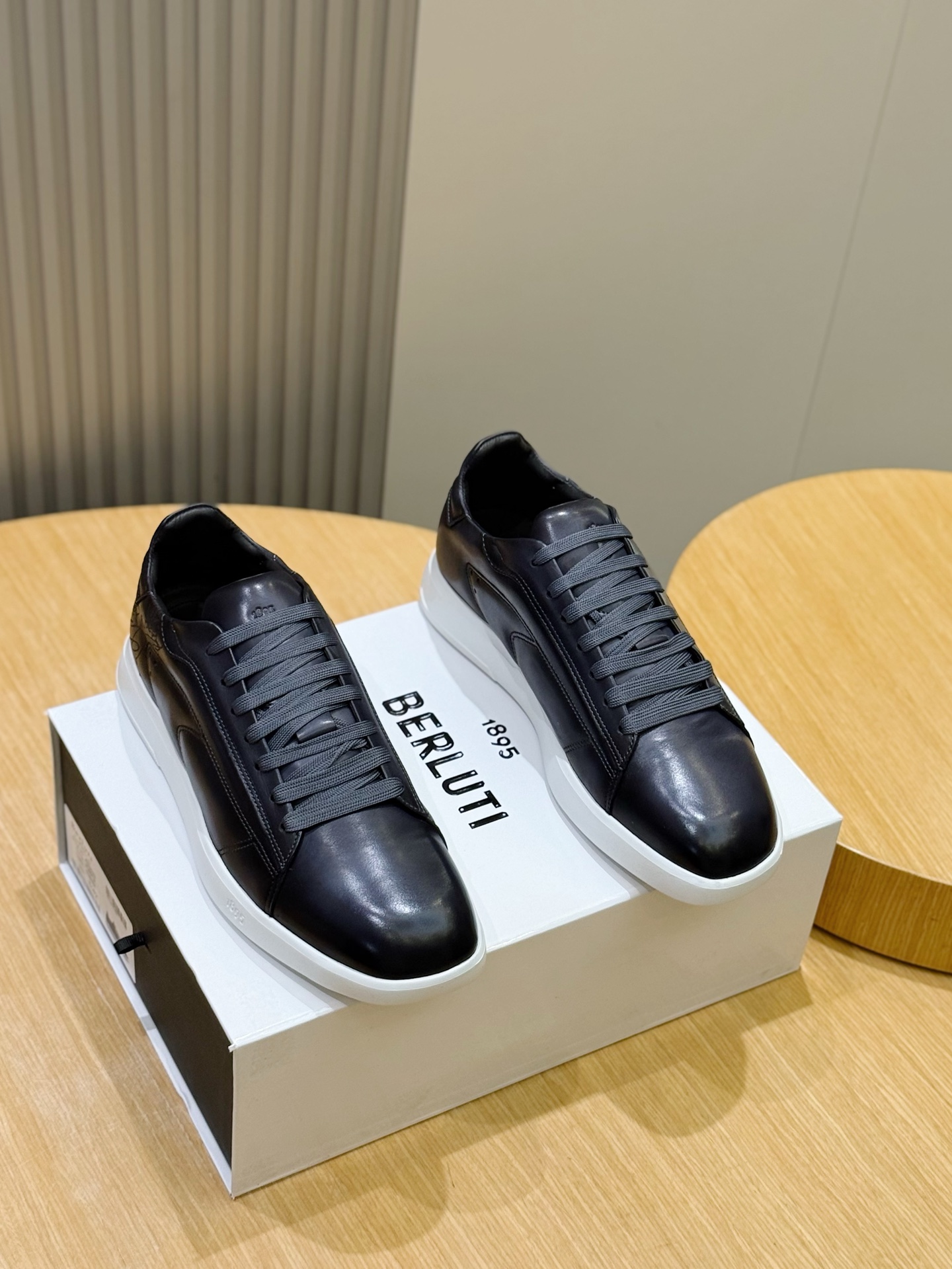 NO:604170,Berluti sports shoes combine modern urban colors with every step, highlighting the coolness of a gentleman. The slender and elegant shoe body is a pleasure to look at with the unique bleaching and dyeing process. Made of full cowhide + cowhide lining + patterned rubber outsole Size: 39-44 (customized at 38.45), sneakers, cowhide19860909Berluti 运动鞋 将现代都市之色,尽敛于迈步之间,凸显绅士酷感.修长优雅的鞋身伴随着独有的漂染工艺看着就是一种享受 全牛皮制作＋牛皮内里＋图纹橡胶外底 Size:39-44（38.45定做）,,sneakers,cowhide,Men's shoes