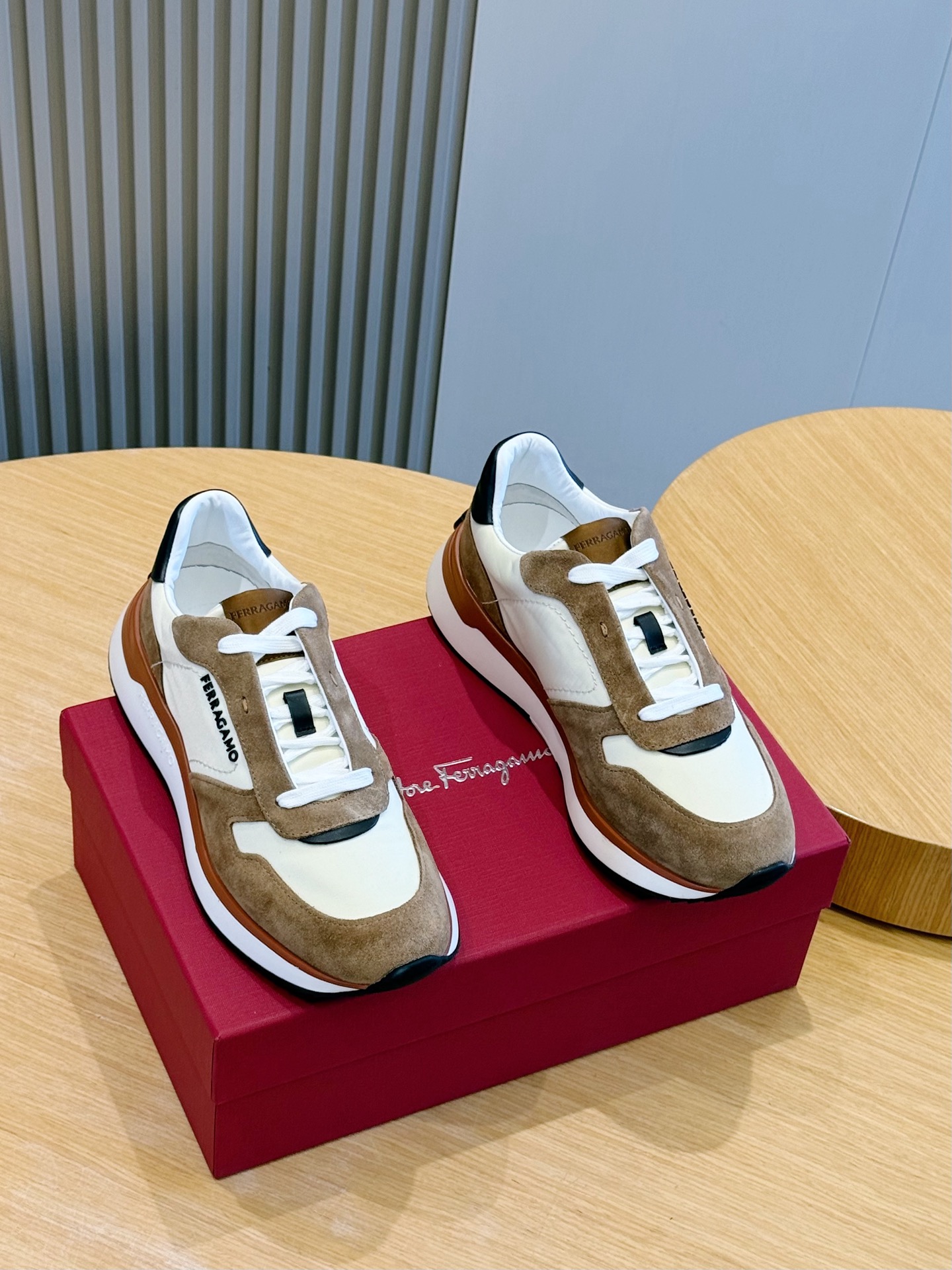 NO:604164,Ferragam0 Ferragam casual shoes draw design inspiration from running shoes, reinterpreting sports fashion charm. The upper is full of dynamic vitality. The upper side is decorated with a three-dimensional rubber logo, with a lightweight two-color rubber sole, overlay eyelets and hidden shoelaces add exquisite details. Equipped with leather insole Size: 39-44 (customized at 38.45),,ferragamo19860909Ferragam0菲拉 休闲鞋从跑鞋汲取设计灵感,焕新诠释运动时尚魅力.鞋面尽显动感活力.鞋面一侧饰有立体橡胶标识,搭配轻盈双色橡胶鞋底,覆层鞋眼和隐藏式鞋带增添考究细节.配以皮革内底 Size:39-44(38.45定做）,,ferragamo,Men's shoes