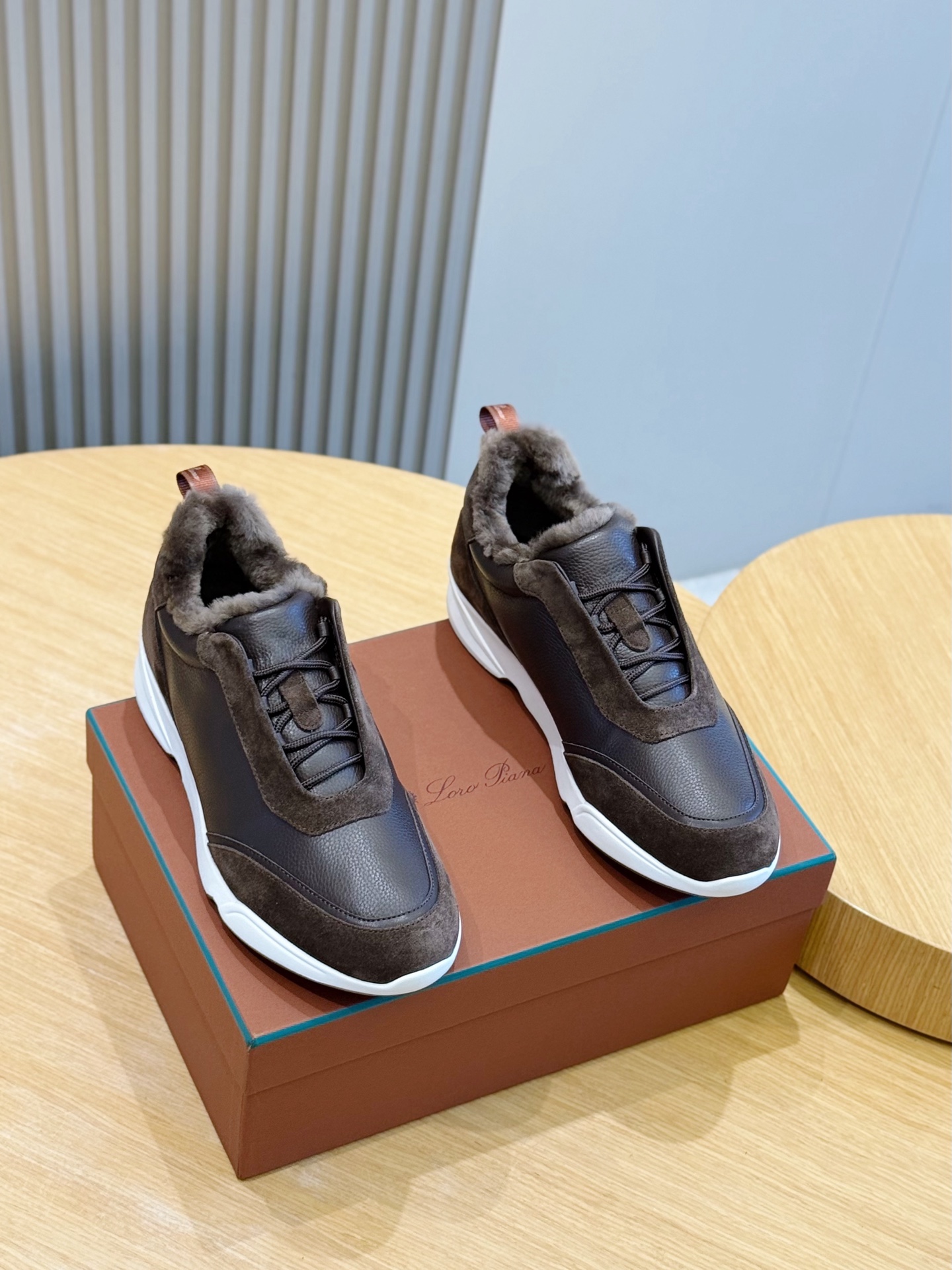 NO:604158,loro Piana Modular Walk Men's Sneakers This sneaker is made of treated Wind microfiber material. The unique design shape of the middle laces and suede details makes it a leader. The iconic stitching and light village pads make it more comfortable and fit. The mid-bottom is full cowhide zip-tying process. The original open-mold PU lightweight full-rubber suction-molded sole and anti-slip details enhance the grip and stability. High-functional design details enhance the sports style of the shoes.  This structure can ensure proper weight distribution during walking, improve shock absorption and resilience. The eyelets and the upper part of the shoe are decorated with thermoformed decorative Wind fabric lining. Made of cowhide suede stitching. Size: 39-44 (customized at 38.45), loro piana, sneakers, cowhide19860909loro Piana Modular Walk男士运动鞋 这款运动鞋采用处理的 Wind 微纤维材质制成.中部系带和绒面革细节的独特设计造型令其一领风强.标志性缉面线与轻薄村垫让穿着更加舒适贴合,中底部全牛皮拉绑工艺,原版开模PU轻质全胶吸模鞋底和防滑细节增强抓地力和稳定性,高功能设计细节提升了鞋子的运动风格. 这种构造可以确保行走中适当的重量分配,提高减震性和回弹力鞋眼和鞋后上片点缀热成型装饰Wind 面料衬里.牛皮反绒面拼接而成 Size:39-44(38.45定制）,,loro piana,sneakers,cowhide,Men's shoes