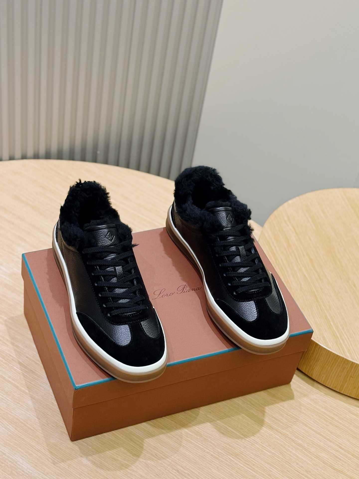 NO:648256,Size: 39-44 (38.45 customized) loro Piana Modular Walk men's wool sneakers. This sneaker is made of treated Wind  Made of microfiber material. The unique design of the middle lace-up and suede details makes it a leader. The iconic topstitching and lightweight village pads make it more comfortable and fit. The mid-bottom is made of cowhide zip-tie technology. The original open-molded PU lightweight full-rubber sole and anti-slip details enhance the grip and stability. The high-functional design details enhance the sports style of the shoe. This structure can ensure proper weight distribution during walking, improve shock absorption and resilience. The eyelets and the upper part of the shoe are embellished with thermoformed decorative Wind  Fabric lining. Made of cowhide suede, casual shoes/sports shoes, loro piana, sneakers, cowhide19860909Size:39-44(38.45定制） loro Piana Modular Walk男士羊毛运动鞋 这款运动鞋采用处理的 Wind 微纤维材质制成.中部系带和绒面革细节的独特设计造型令其一领风强.标志性缉面线与轻薄村垫让穿着更加舒适贴合,中底部全牛皮拉绑工艺,原版开模PU轻质全胶吸模鞋底和防滑细节增强抓地力和稳定性,高功能设计细节提升了鞋子的运动风格. 这种构造可以确保行走中适当的重量分配,提高减震性和回弹力鞋眼和鞋后上片点缀热成型装饰Wind 面料衬里.牛皮反绒面拼接而成,休闲鞋/运动鞋,loro piana,sneakers,cowhide,Women's Shoes