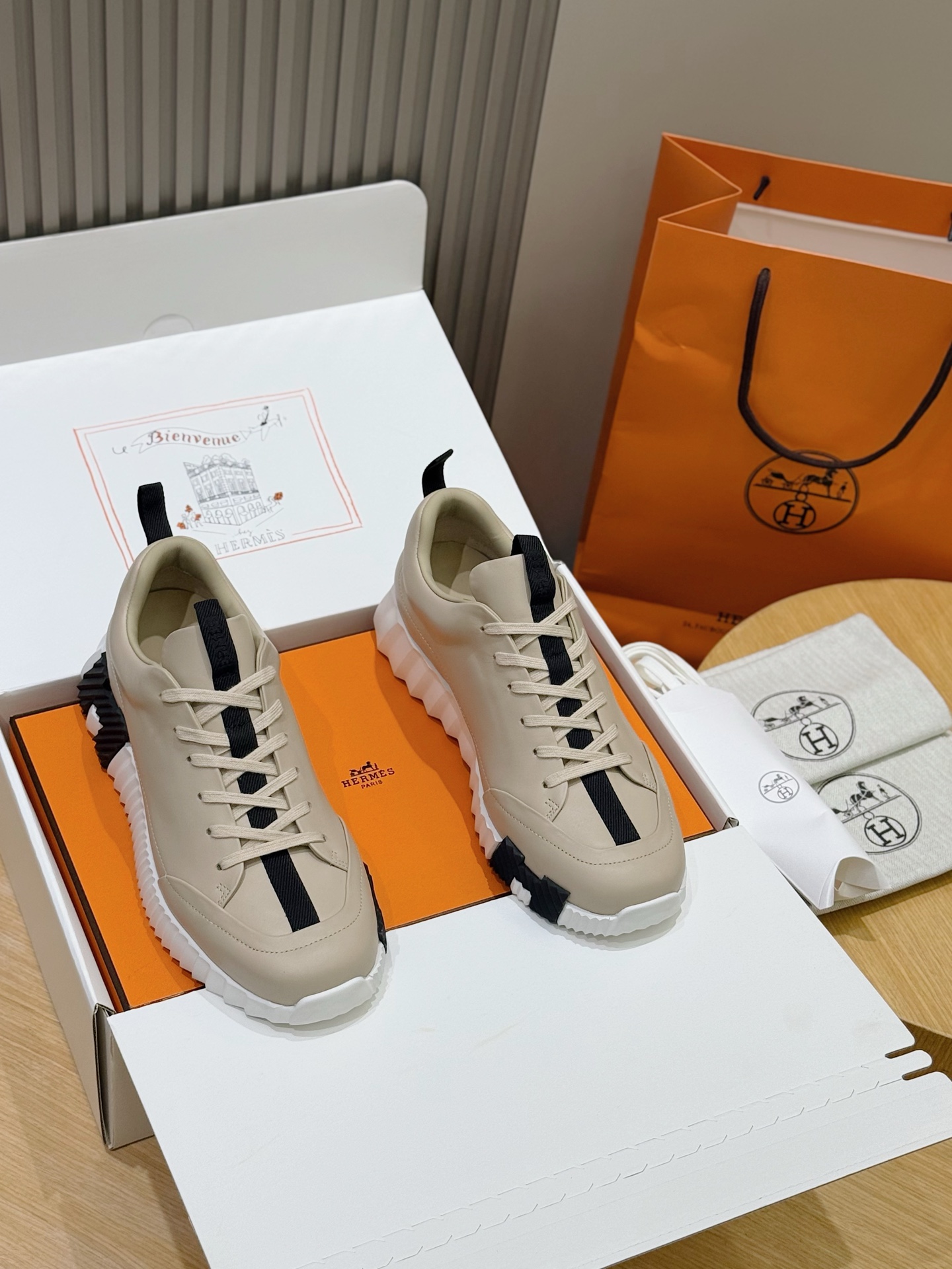 NO:664439,Hermes bouning men's sneakers - cowhide midsole. Original purchase, 11 replicas. If you want the top quality, these are your exclusive suede goatskin and calfskin sneakers. The lightweight sole is decorated with contrasting patterns to create a versatile fashion style. Includes a second pair of laces. White rubber sole. Black rubber inlay at the front and hurricane gray rubber inlay at the rear. Hurricane gray lambskin insole and lining. Sole height is 4 cm. Comes with an extra pair of laces. Comes with official ZP outer packaging box.  Size:39-44 (customized at 38.45.46), hermes, sneakers, cowhide, sheepskin, chamois leather19860909Hermes bouning男士运动鞋-牛皮中底 原版购入,11复刻,想要顶级的这就是你的专属 麂皮山羊皮和小牛皮运动鞋. 轻盈鞋底装饰撞色图案,打造百搭时尚风格.包含第二副鞋带. 白色橡胶鞋底 前端黑色橡胶嵌饰,后端飓风灰橡胶嵌饰 飓风灰羊羔皮内底和内衬 鞋底高度4厘米,配多一副鞋带,配官方ZP外包装盒 Size:39-44（38.45.46定做）,,hermes,sneakers,cowhide,sheepskin,chamois leather,Men's shoes