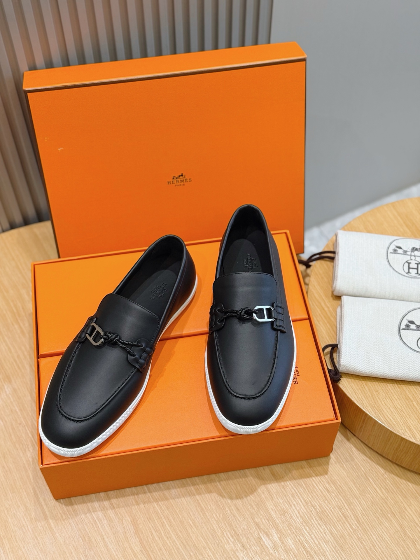 NO:711653,H Ignacio loafers for men, calfskin loafers, decorated with leather braiding and 'Chaine d'Ancre' shoe buckles. Fashionable nautical style loafers, ideal for land and seaside. Create a casual and fashionable look. Cowhide upper, cloth splicing + cowhide lining + rubber outsole Size39-44 (customized at 38.45),, loafers, sneakers, cowhide19860909H家Ignacio乐福鞋男款运动鞋 小牛皮乐福鞋,饰有皮革编绳和“Chaine d'Ancre”鞋扣.时尚航海风格乐福鞋,是陆地和海滨的理想选择.打造休闲时尚造型. 牛皮鞋面,布面拼接+牛皮内里+橡胶大底 Size39-44(38.45定制）,,loafers,sneakers,cowhide,Men's shoes