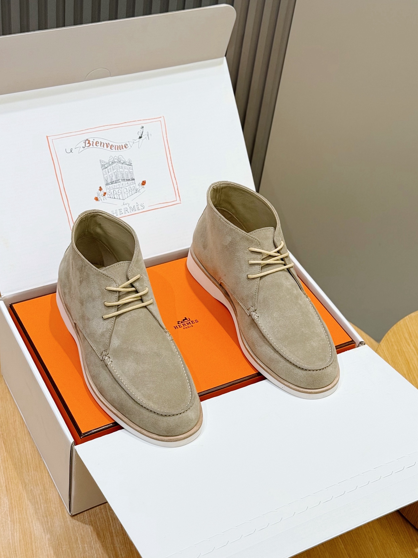 NO:664445,H Job high-top suede goatskin shoes, with rubber soles and classic 'H' shaped uppers. The style is comfortable to wear and creates a casual urban style. Imported cowhide + cowhide lining + customized TPU outsole Size: 38-44 (customized for 45),,cowhide,sheepskin,chamois leather19860909H家Job高帮鞋麂皮山羊皮鞋,搭配橡胶鞋底,经典“H”型鞋面. 款式穿着感受舒适,打造休闲都市风格.进口牛皮+牛皮内里+定制TPU大底 Size:38-44(45定做）,,cowhide,sheepskin,chamois leather,Men's shoes