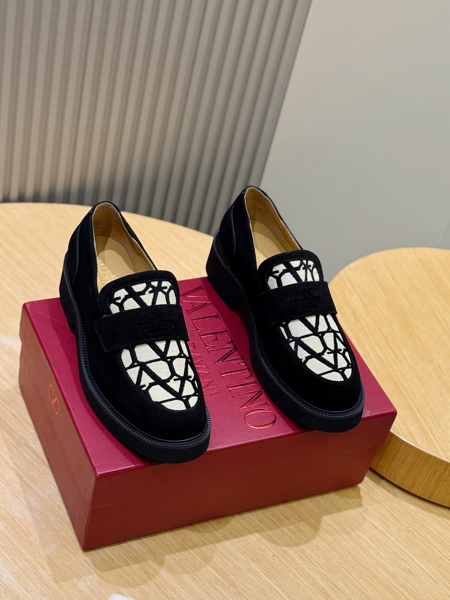 NO:730706,VALENTIN GARAVANI GENTLEGLAM Men's calfskin derby shoes, decorated with mini rivets - Same color mini rivet decoration, imported cowhide + cowhide lining + leather welt Size: 39-44 (customized at 38.45),,valentino,cowhide19860909VALENTIN GARAVANI GENTLEGLAM 男士小牛皮德比鞋,饰以迷你铆钉 -同色系迷你铆钉装饰 进口牛皮+牛皮内里+真皮沿条 Size:39-44（38.45定制）,,valentino,cowhide,Men's shoes