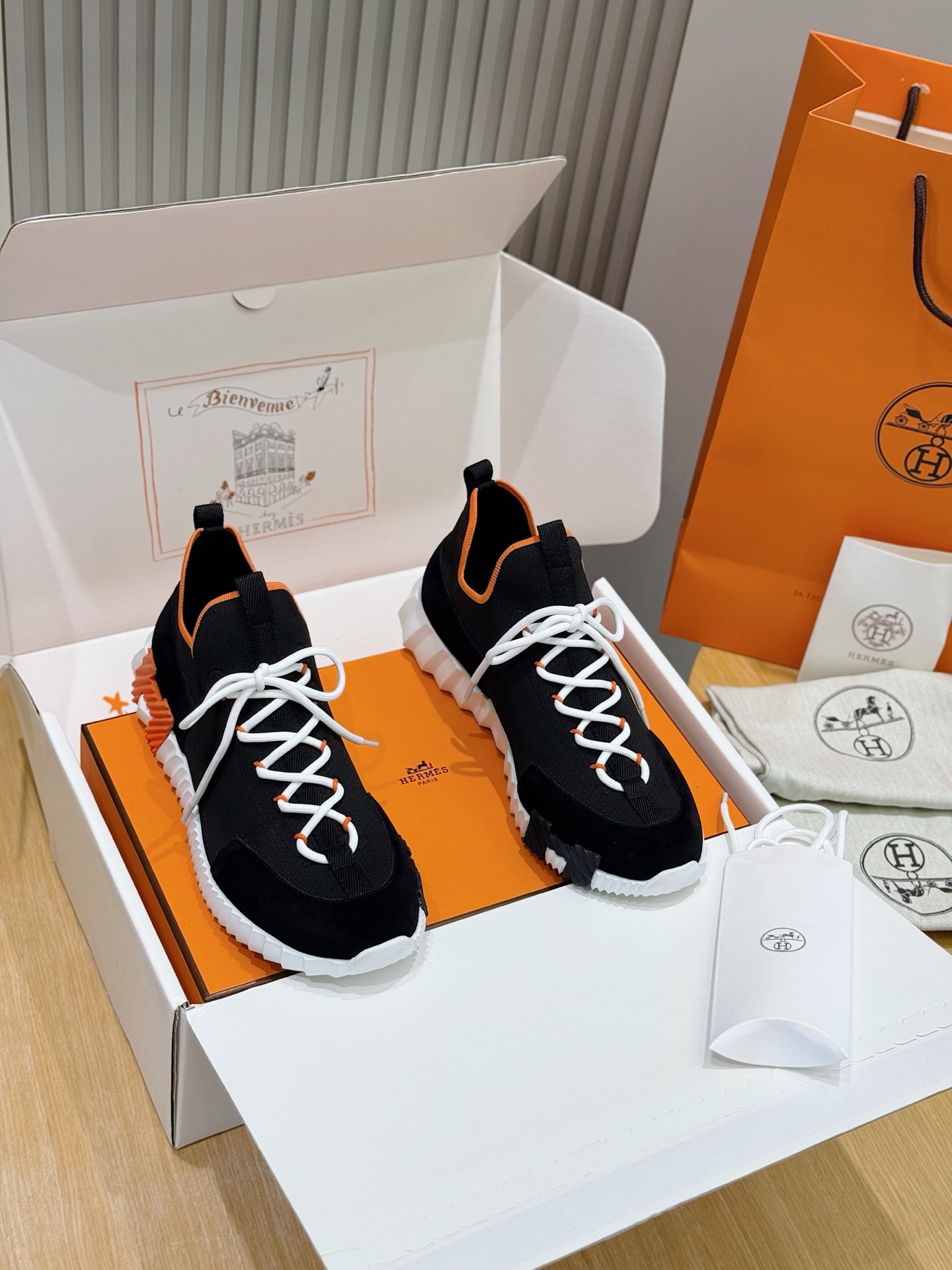 NO:664449,Herme bouning men's sneakers - cowhide midsole. Original purchase, 11 replicas. If you want the top quality, these are your exclusive suede goatskin and calfskin sneakers. The lightweight sole is decorated with contrasting patterns to create a versatile fashion style. Includes a second pair of laces. White rubber sole. Black rubber inlay at the front and hurricane gray rubber inlay at the rear. Hurricane gray lambskin insole and lining. Sole height 4 cm, with an extra pair of laces, and official ZP outer packaging box.  Size:39-44 (customized at 38.45.46), hermes, sneakers, cowhide, sheepskin, chamois leather19860909Herme bouning男士运动鞋-牛皮中底 原版购入,11复刻,想要顶级的这就是你的专属 麂皮山羊皮和小牛皮运动鞋. 轻盈鞋底装饰撞色图案,打造百搭时尚风格.包含第二副鞋带. 白色橡胶鞋底 前端黑色橡胶嵌饰,后端飓风灰橡胶嵌饰 飓风灰羊羔皮内底和内衬 鞋底高度4厘米,配多一副鞋带,配官方ZP外包装盒 Size:39-44（38.45.46定做）,,hermes,sneakers,cowhide,sheepskin,chamois leather,Men's shoes