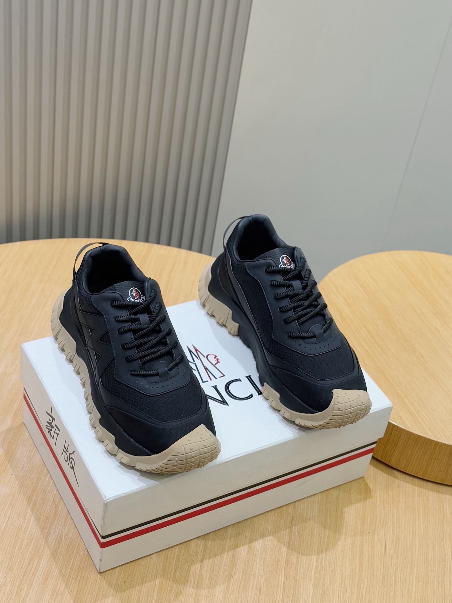 NO:681006,Moncler Men's Men's Sneakers have a modern sneaker silhouette, a low-cut design with lace-up closure, a rubber lace-up shoe shell that makes them unique, and a rubber logo patch on the heel. Cowhide feet, imported cowhide splicing webbing Size: 39-44 (customized at 38.45),, Moncler, sneakers, cowhide19860909Moncler蒙口男士运动鞋 具备现代运动鞋轮廓,低帮设计搭配系带开合,橡胶系带鞋壳令其别具一格,鞋跟点缀橡胶徽标贴饰.牛皮垫脚,进口牛皮拼接织带 Size:39-44(38.45定制）,,Moncler,sneakers,cowhide,Men's shoes