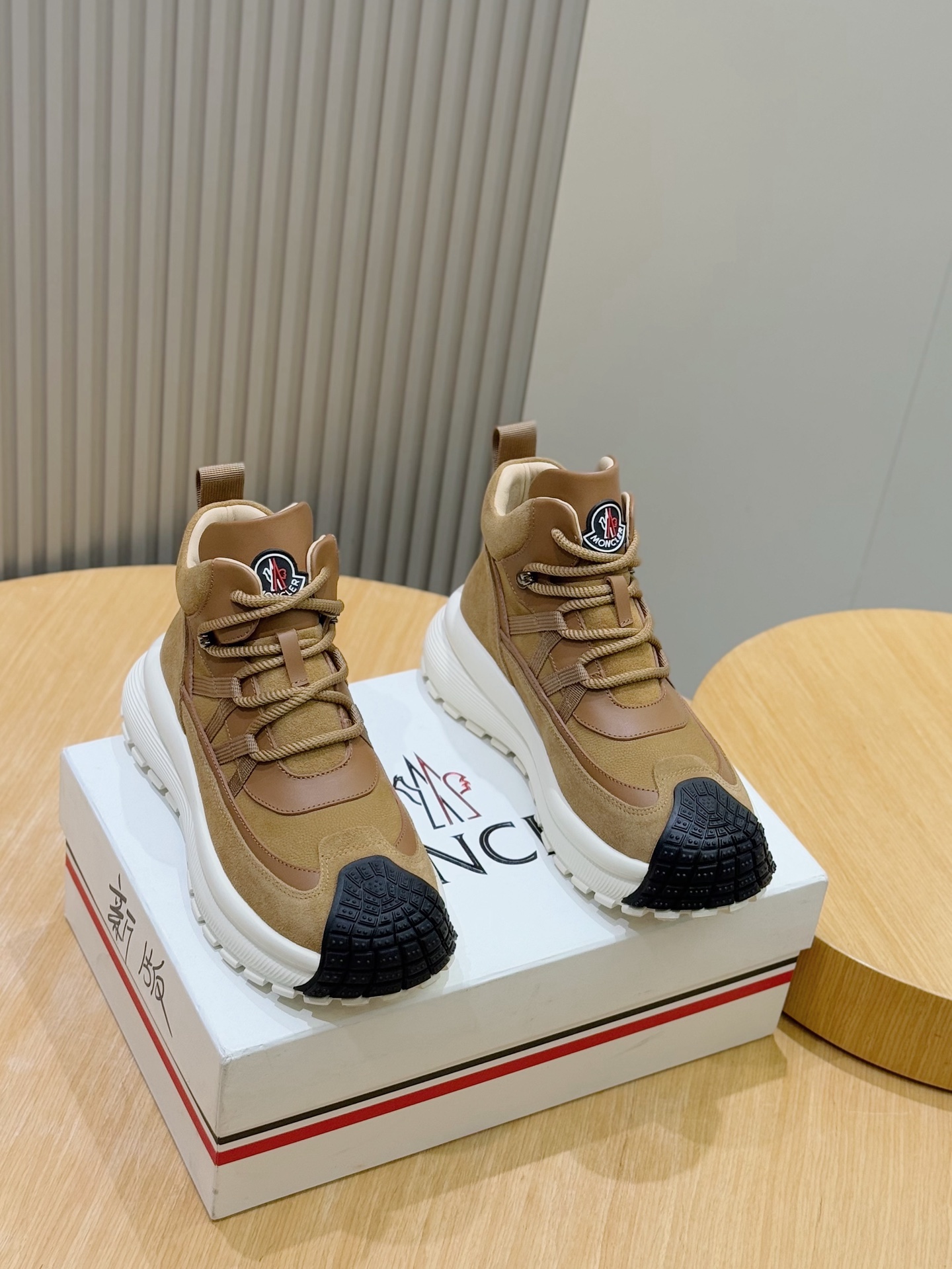 NO:681009,Moncler men's high-top shoes reinterpret the brand's mountaineering tradition and inject urban aesthetic style into classic hiking boots. They are made of soft cowhide, strong and durable. Upper: imported cow suede, cowhide, cowhide lining. Size: 39-44 (customized at 38.45), boots, cowhide19860909Moncler男士高帮鞋 重新演绎品牌的登山传统,为经典徒步靴注入城市美学风格,采用柔软牛皮制成,结实耐穿 鞋面:进口牛反绒,牛皮,牛皮内里 Size:39-44(38.45定做),,boots,cowhide,Men's shoes