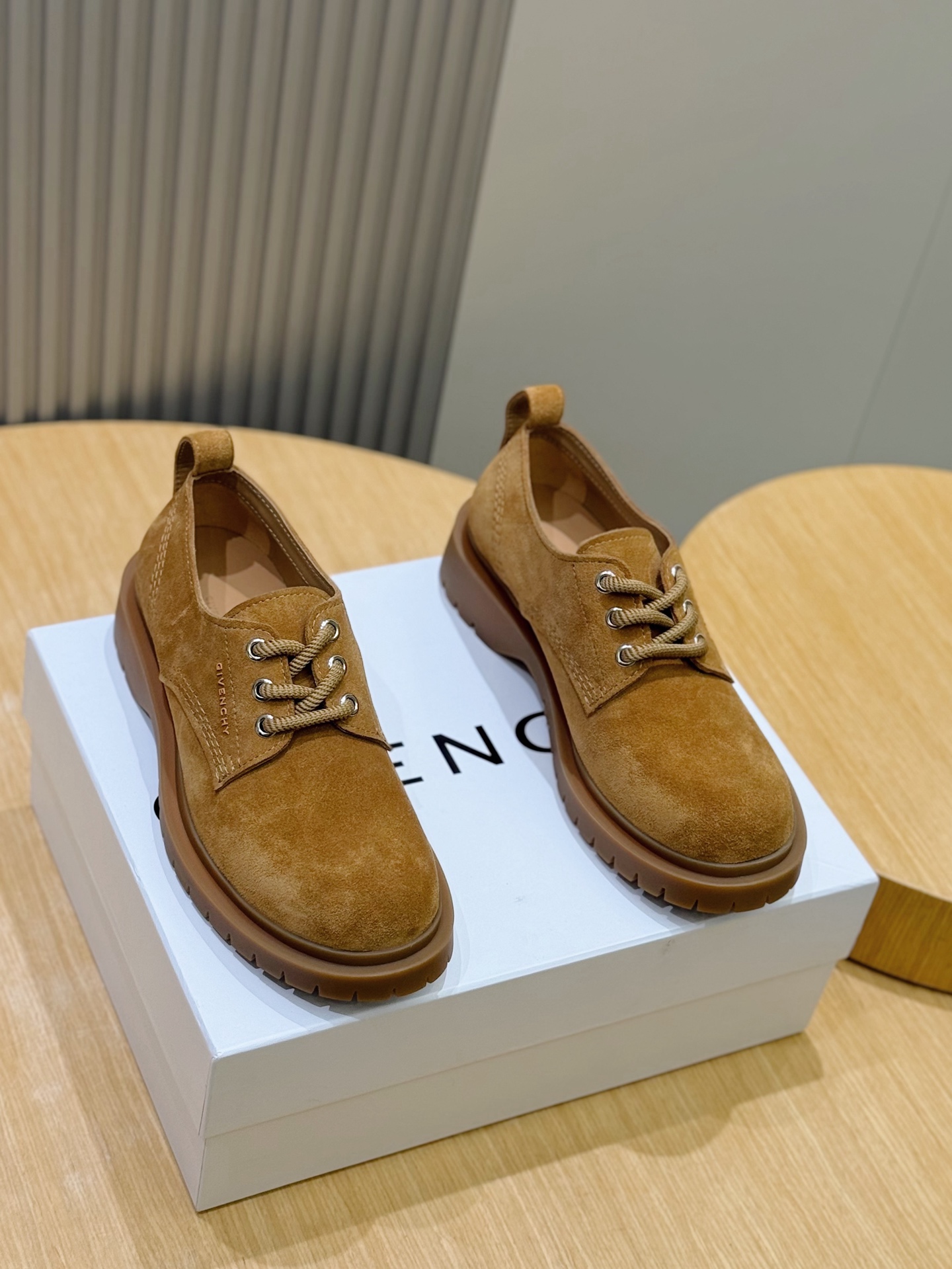 NO:664464,GIVENCHY brushed cow leather derby shoes, metal eyelets, three-dimensional GIVENCHY LOGO on the front and sides, sole and heel inserts, embossed leather insole with GIVENCHY LOGO, embossed GIVENCHY LOGO, serrated thick sole, extra comfortable, Size39-44 (customized at 38.45.46),,givenchy,cowhide19860909GIVENCHY拉绒牛皮革德比鞋 金属孔眼 正面侧面饰以立体GIVENCHY LOGO 鞋底后跟嵌件饰以GIVENCHY LOGO压花皮革内底,压印GIVENCHY LOGO 锯齿状厚底 格外舒适 Size39-44（38.45.46定做),,givenchy,cowhide,Men's shoes