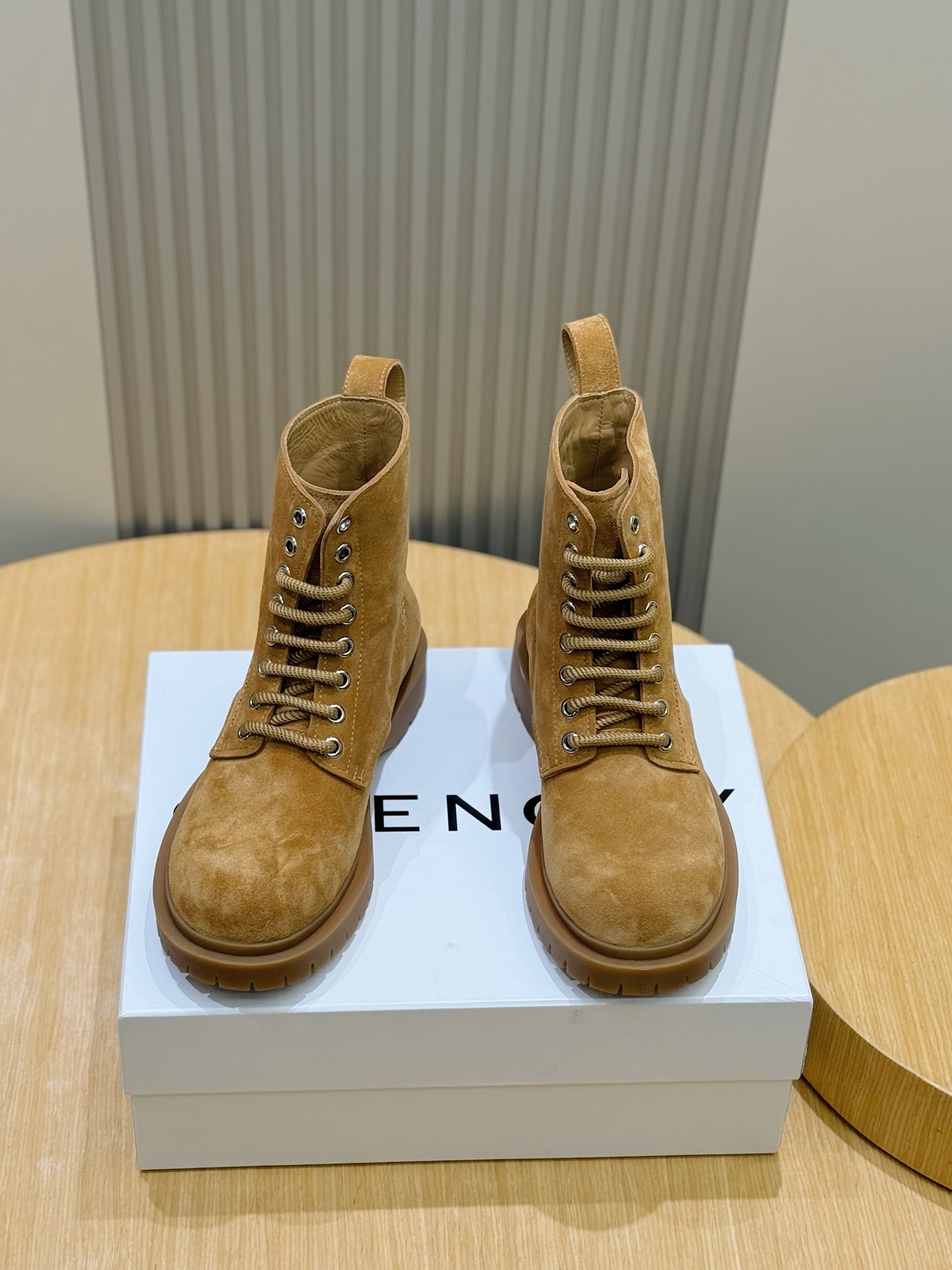 NO:690112,GIVENCHY brushed cow leather derby shoes, metal eyelets, three-dimensional GIVENCHY LOGO on the front and sides, sole and heel inserts, embossed leather insole with GIVENCHY LOGO, embossed GIVENCHY LOGO, serrated thick sole, extra comfortable, Size39-44 (customized at 38.45.46),,givenchy,cowhide19860909GIVENCHY拉绒牛皮革德比鞋 金属孔眼 正面侧面饰以立体GIVENCHY LOGO 鞋底后跟嵌件饰以GIVENCHY LOGO压花皮革内底,压印GIVENCHY LOGO 锯齿状厚底 格外舒适 Size39-44（38.45.46定做),,givenchy,cowhide,Men's shoes