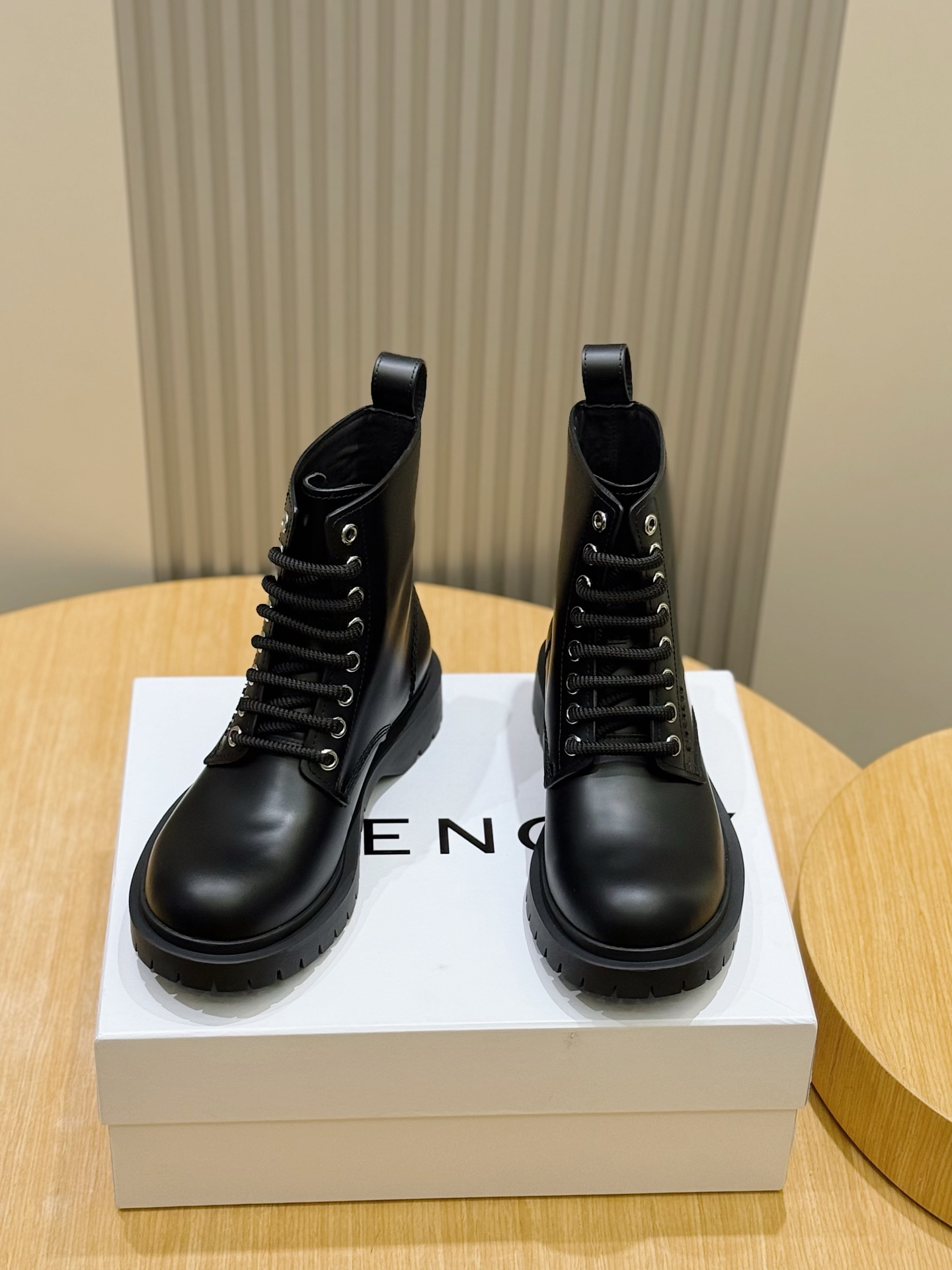 NO:664448,GIVENCHY brushed cow leather derby shoes, metal eyelets, three-dimensional GIVENCHY LOGO on the front and sides, sole and heel inserts, embossed leather insole with GIVENCHY LOGO, embossed GIVENCHY LOGO, serrated thick sole, extra comfortable, Size39-44 (customized at 38.45.46),,givenchy,cowhide19860909GIVENCHY拉绒牛皮革德比鞋 金属孔眼 正面侧面饰以立体GIVENCHY LOGO 鞋底后跟嵌件饰以GIVENCHY LOGO压花皮革内底,压印GIVENCHY LOGO 锯齿状厚底 格外舒适 Size39-44（38.45.46定做),,givenchy,cowhide,Men's shoes