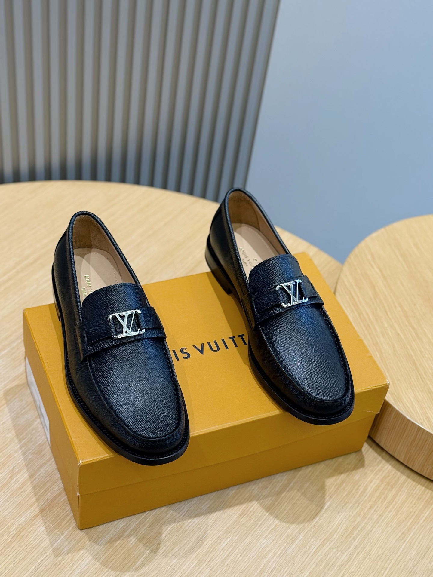NO:780898,L's Major handmade loafers-genuine leather outsole combines patented calfskin and hand-stitched uppers in 2025. The latter is embellished with metallic leather straps and brand letters, and the leather outsole is embedded with rubber, and the anti-slip and wear resistance has been upgraded again. Patented calfskin + cowhide lining + leather outsole Size: 39-44 (38.45 custom-made),, louis vuitton, loafers, cowhide, Leather soles19860909L家Major手工乐福鞋－真皮大底 于2025融合漆面小牛皮与手工缝纫鞋面.后者点缀金属质感皮革饰带及品牌字母,真皮外底嵌入橡胶,防滑耐磨性再度升级. 漆面小牛皮＋牛皮内里＋真皮大底 Size:39-44（38.45定做）,,louis vuitton,loafers,cowhide,Leather soles,Men's shoes