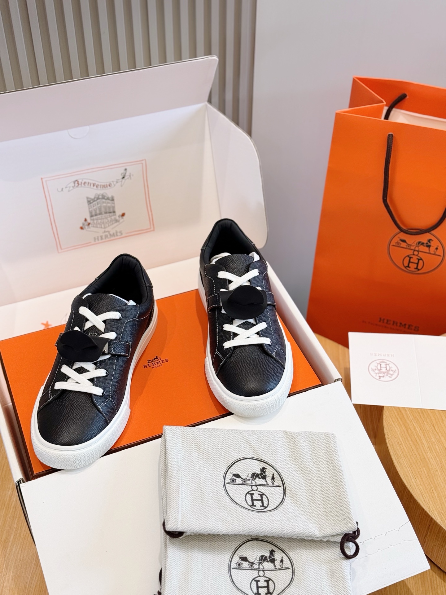 NO:745422,H Home Freesstyle men's casual shoes, calfskin and Epsom Heritage calfskin high-top sneakers, the soles are decorated with saddle buckle patterns, creating a modern urban style. Imported cowhide + cowhide lining + customized TPU outsole Size: 38-44 (customized for 45),,sneakers,cowhide19860909H家 Freesstyle男款休闲鞋 小牛皮和Epsom Heritage小牛皮高帮运动鞋,鞋底饰有马鞍钉扣图案,打造现代都会风格. 进口牛皮+牛皮内里+定制TPU大底 Size:38-44(45定做）,,sneakers,cowhide,Men's shoes