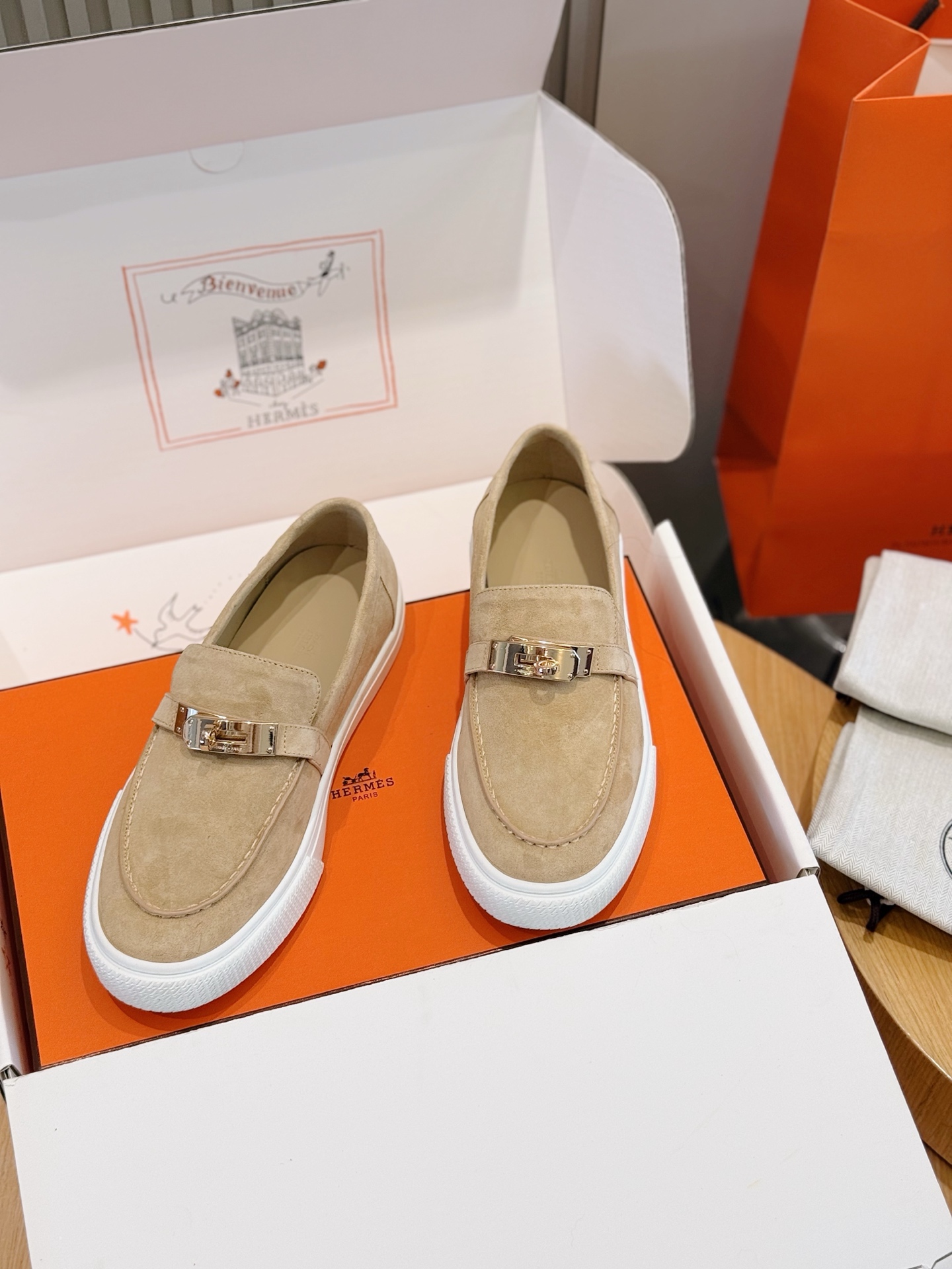 NO:745195,H Game Loafers Men's Sports Shoes Calfskin loafers, decorated with leather braiding and 'Chaine d'Ancre' shoe buckles. Fashionable nautical style loafers, ideal for land and seaside. Create a casual and fashionable look. Cowhide upper, cloth splicing + cowhide lining + rubber outsole Size39-44 (customized at 38.45),, loafers, sneakers,cowhide19860909H家Game乐福鞋男款运动鞋 小牛皮乐福鞋,饰有皮革编绳和“Chaine d'Ancre”鞋扣.时尚航海风格乐福鞋,是陆地和海滨的理想选择.打造休闲时尚造型. 牛皮鞋面,布面拼接+牛皮内里+橡胶大底 Size39-44(38.45定制）,,loafers,sneakers,cowhide,Men's shoes